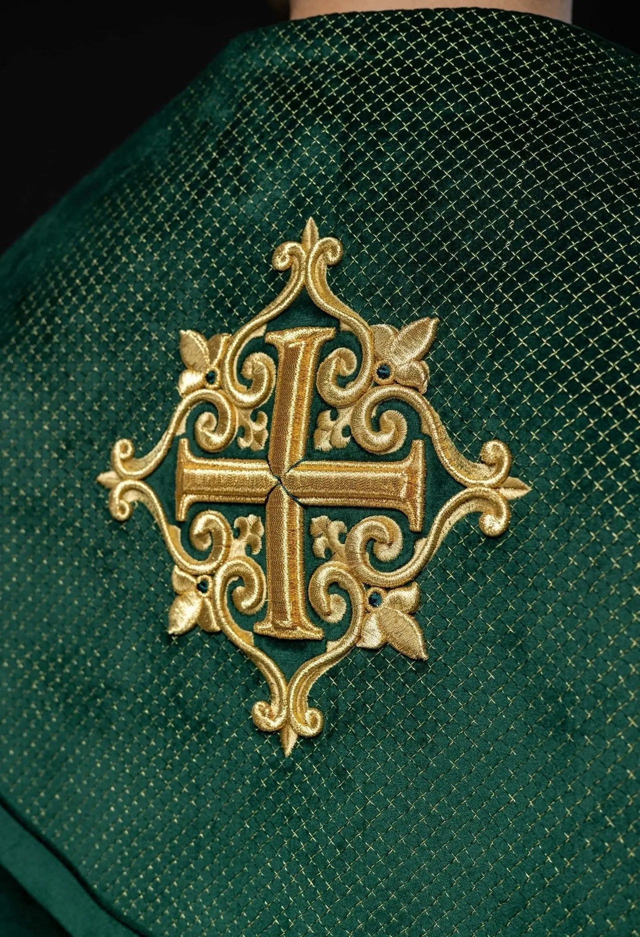 Capa litúrgica con cinturón de terciopelo verde y bordado de cruces