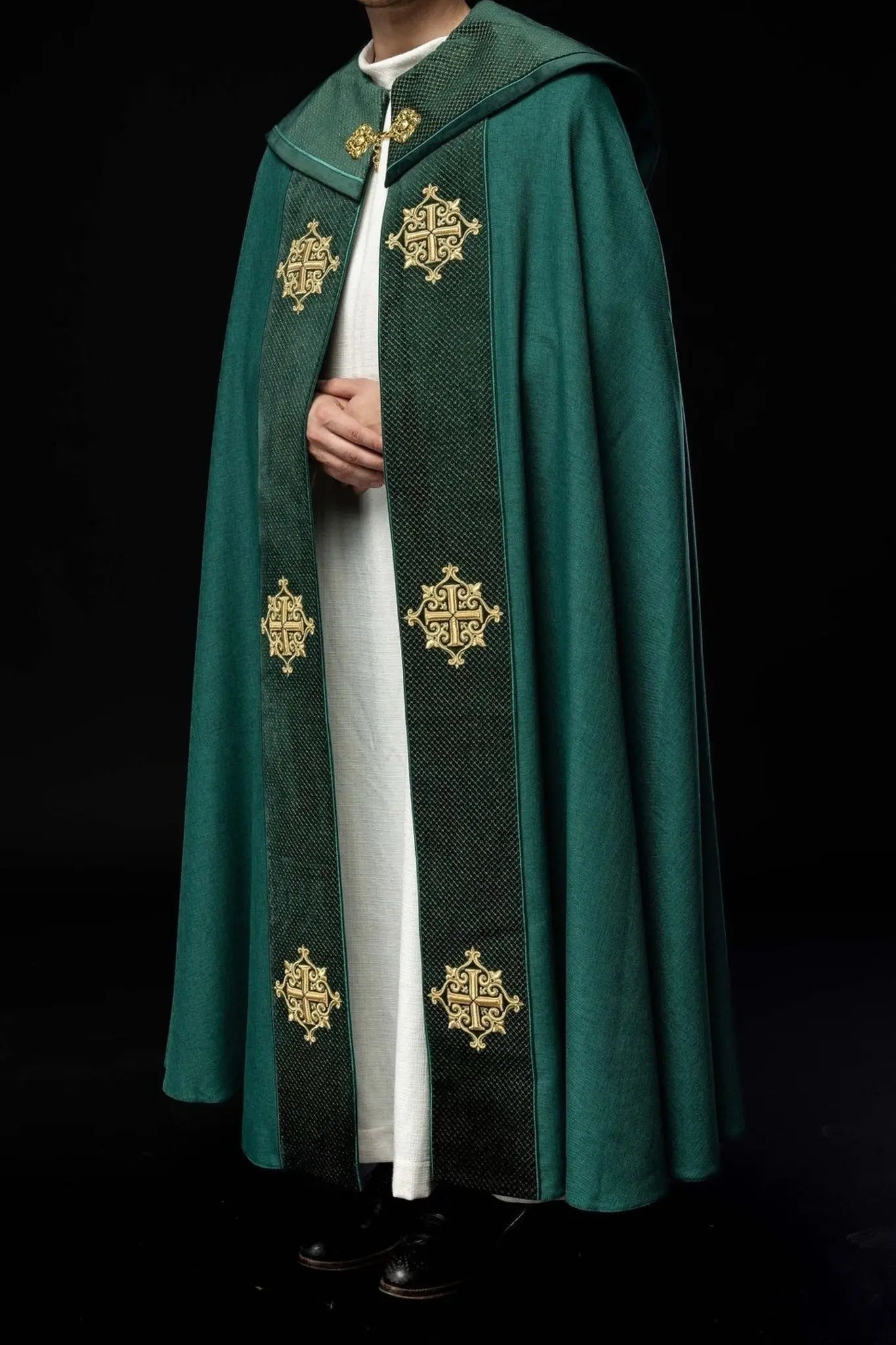 Capa litúrgica con cinturón de terciopelo verde y bordado de cruces