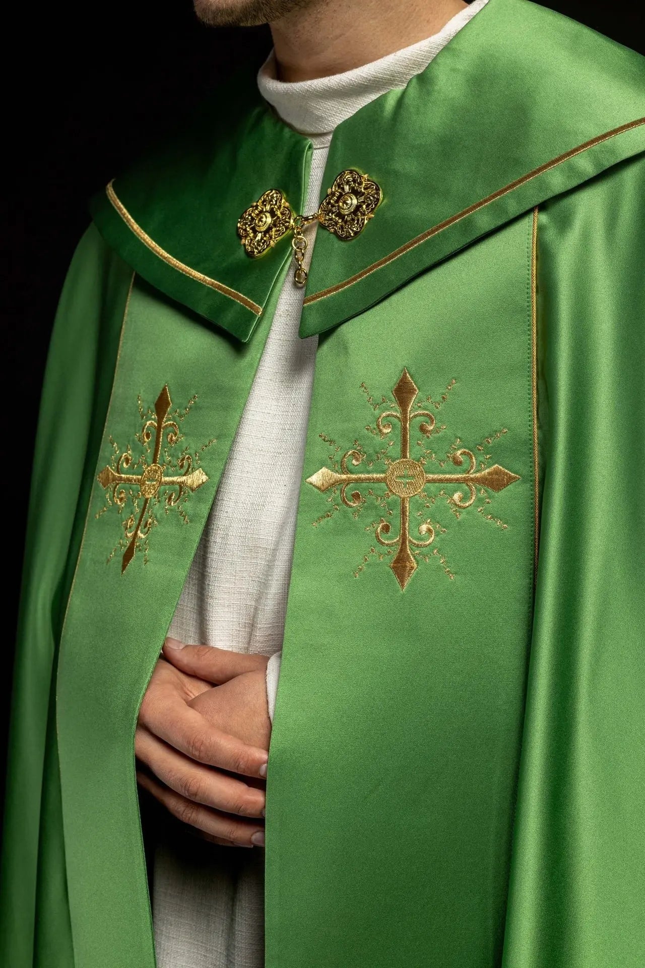 Capa litúrgica con cinturón ancho bordado con cruces en verde