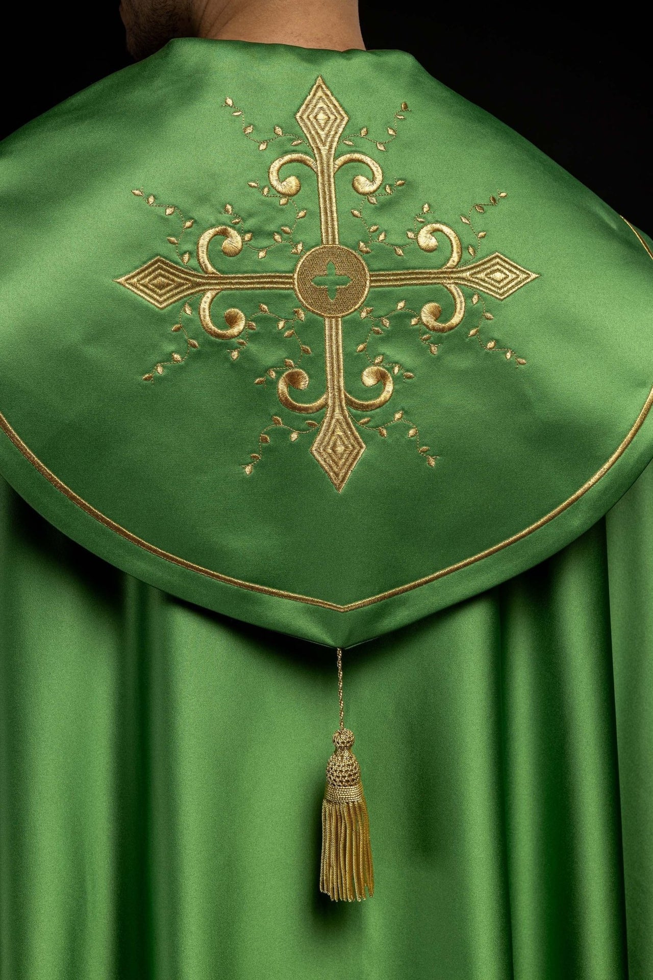 Kapa liturgiczna z szerokim haftowanym pasem w krzyże w kolorze zielonym