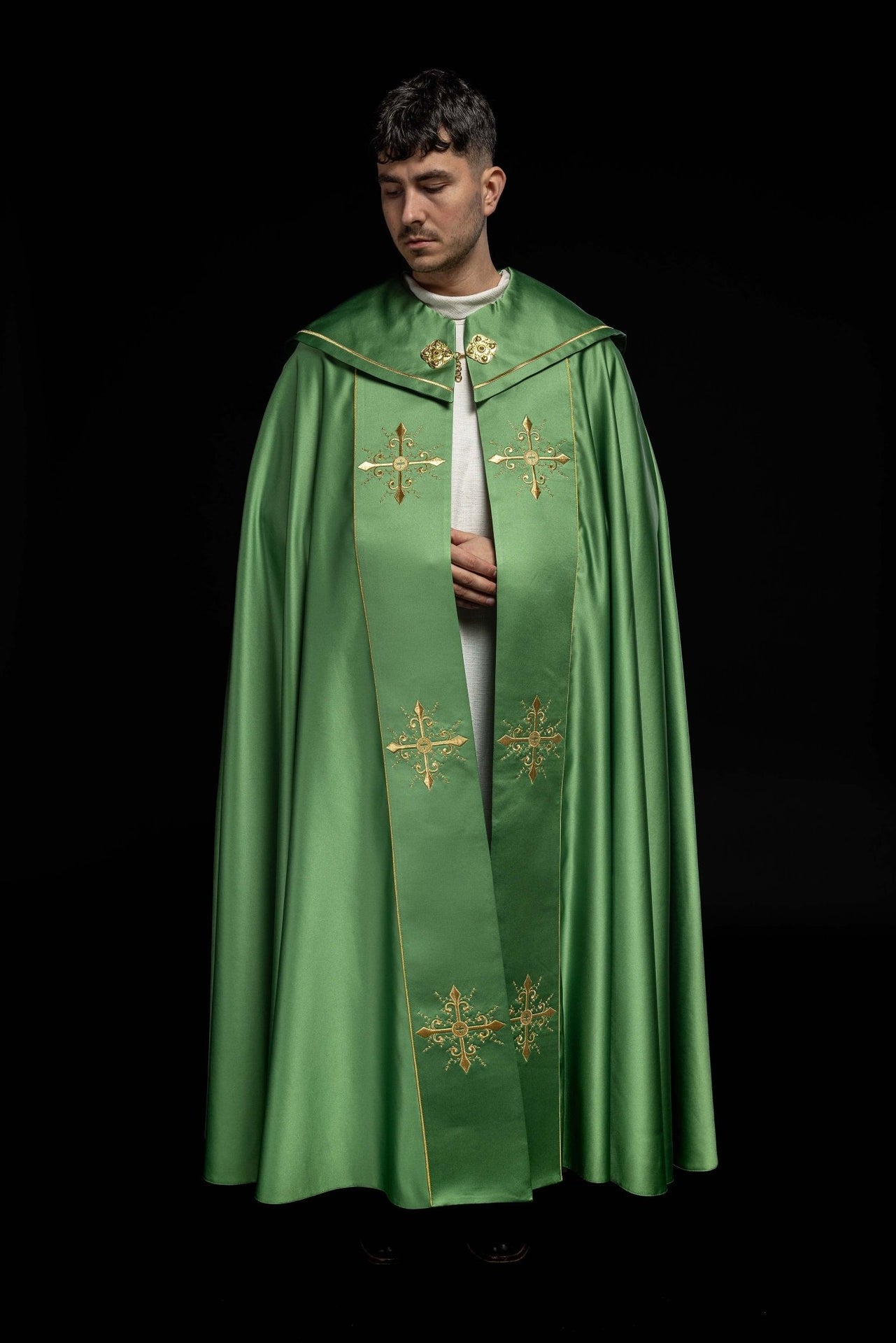 Kapa liturgiczna z szerokim haftowanym pasem w krzyże w kolorze zielonym