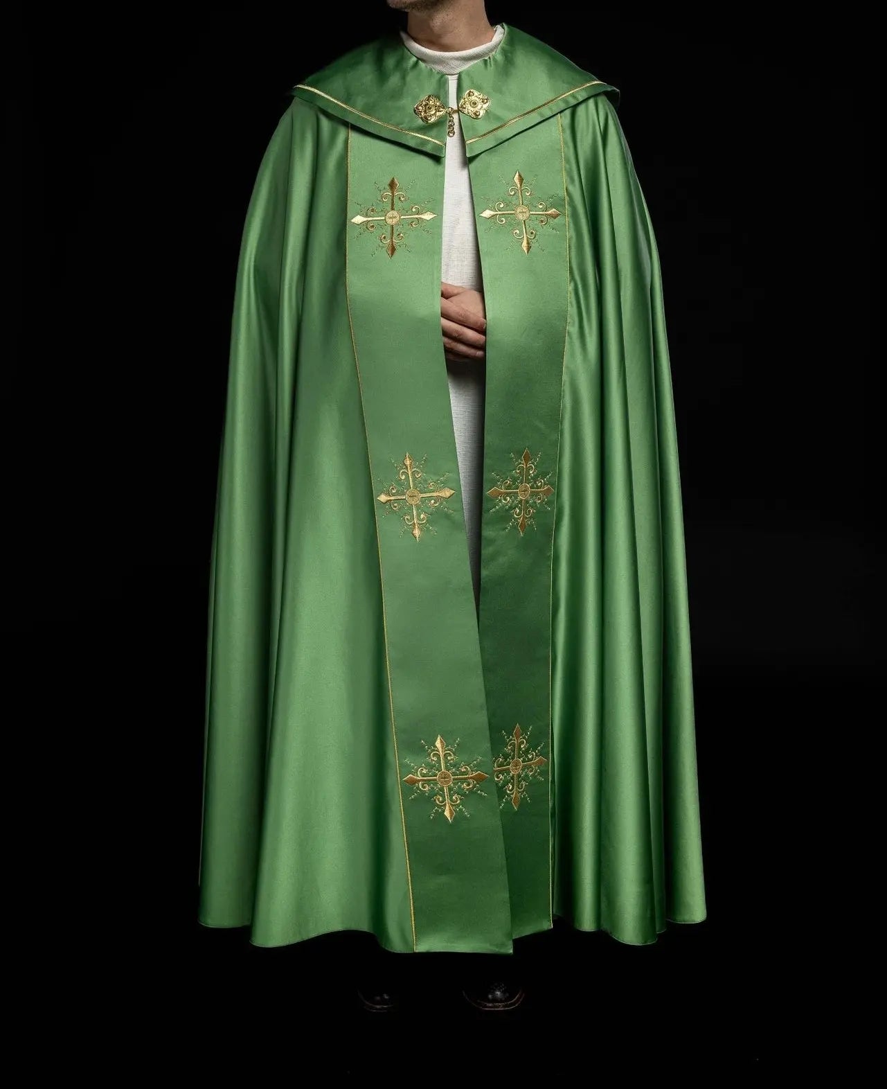 Capa litúrgica con cinturón ancho bordado con cruces en verde