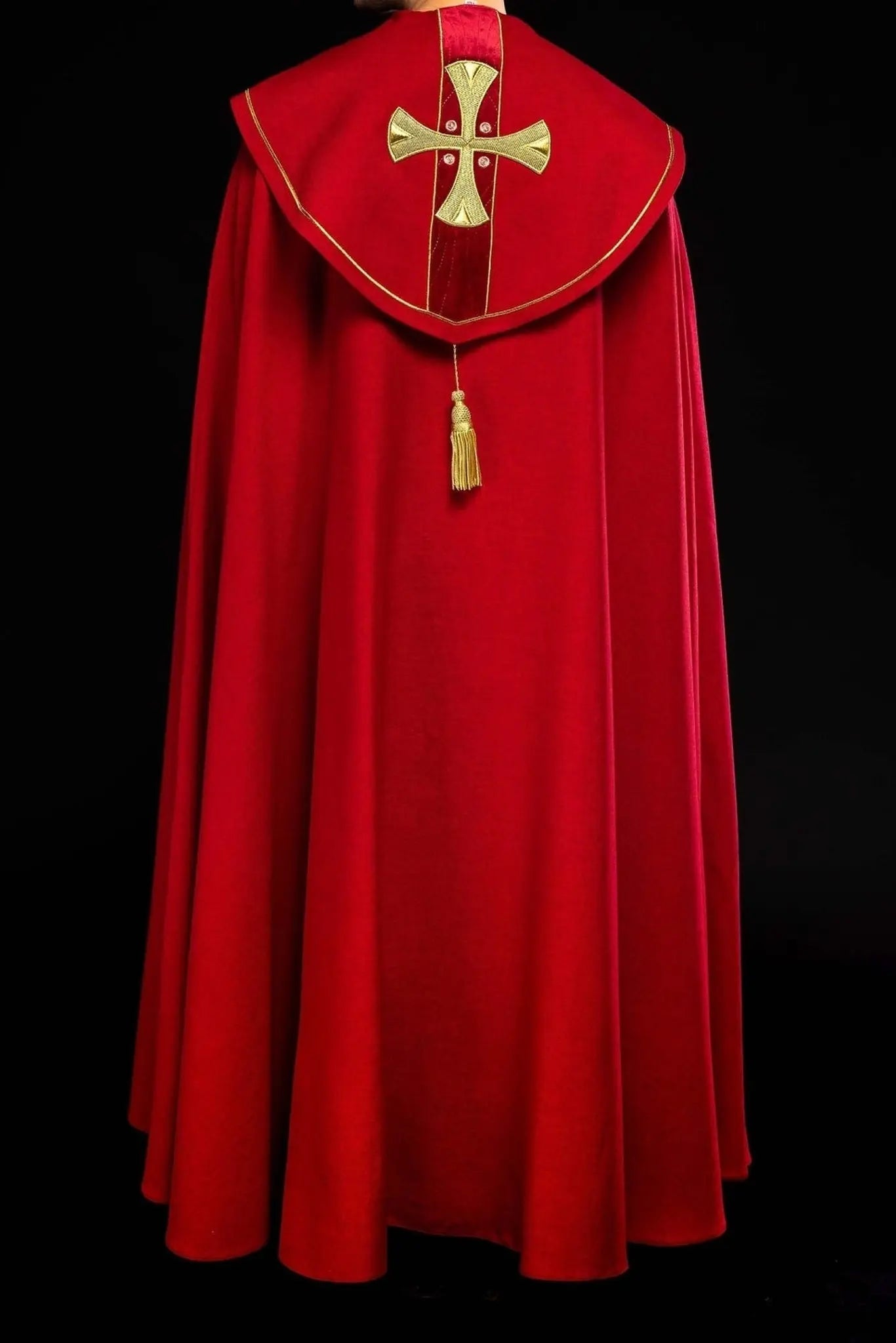 Capucha con cruces bordadas en oro con terciopelo rojo