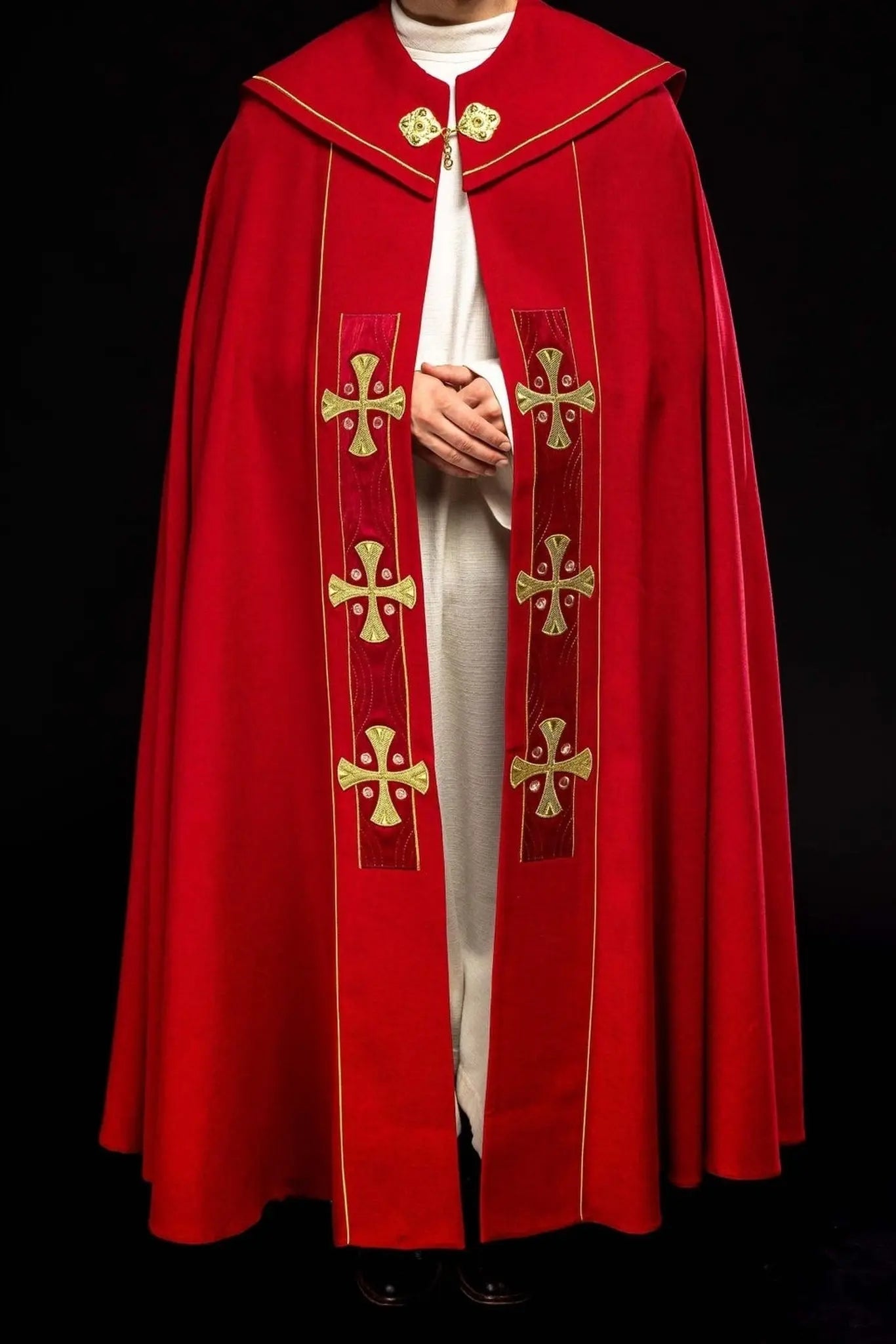 Capucha con cruces bordadas en oro con terciopelo rojo