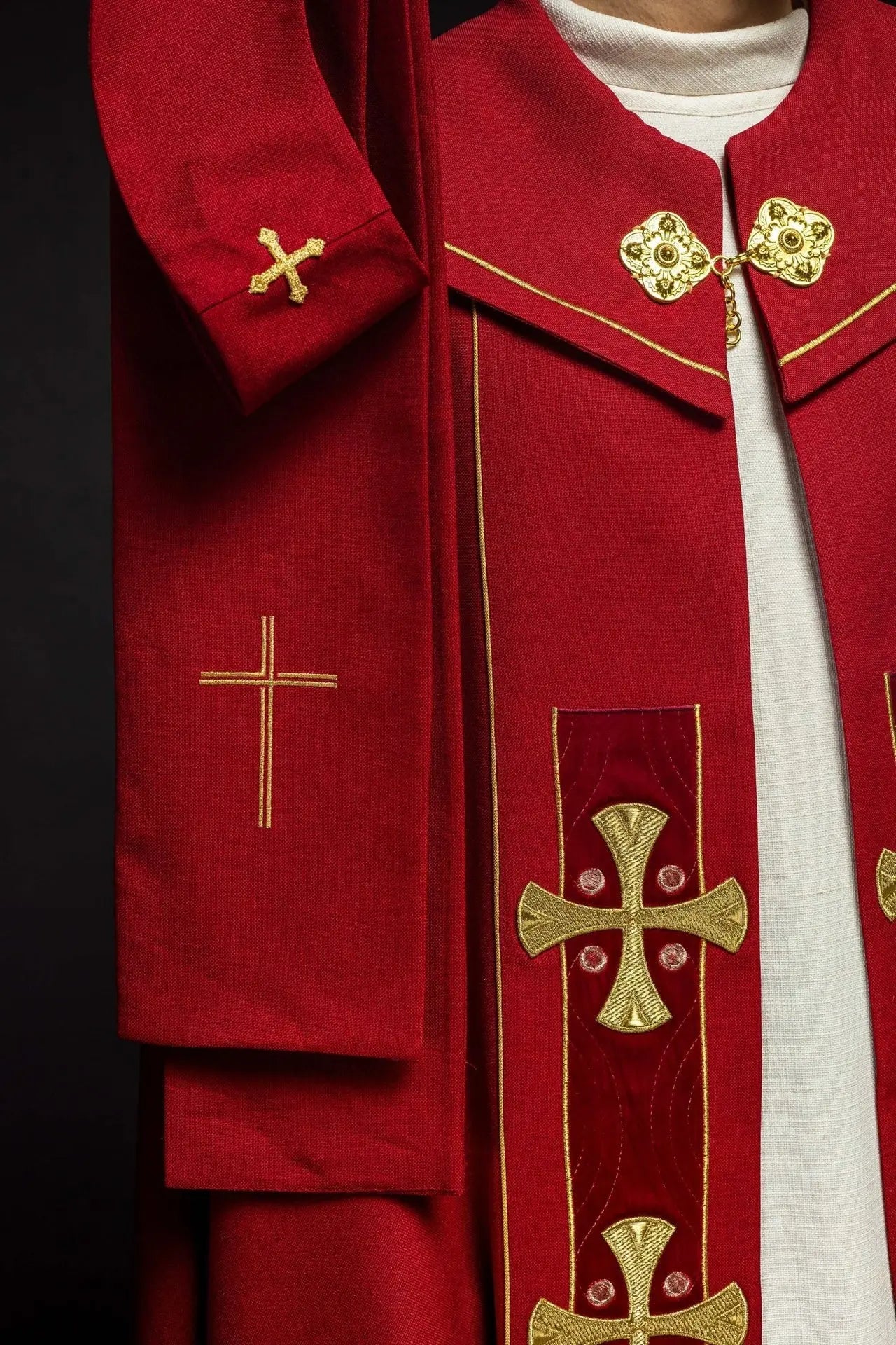 Capucha con cruces bordadas en oro con terciopelo rojo