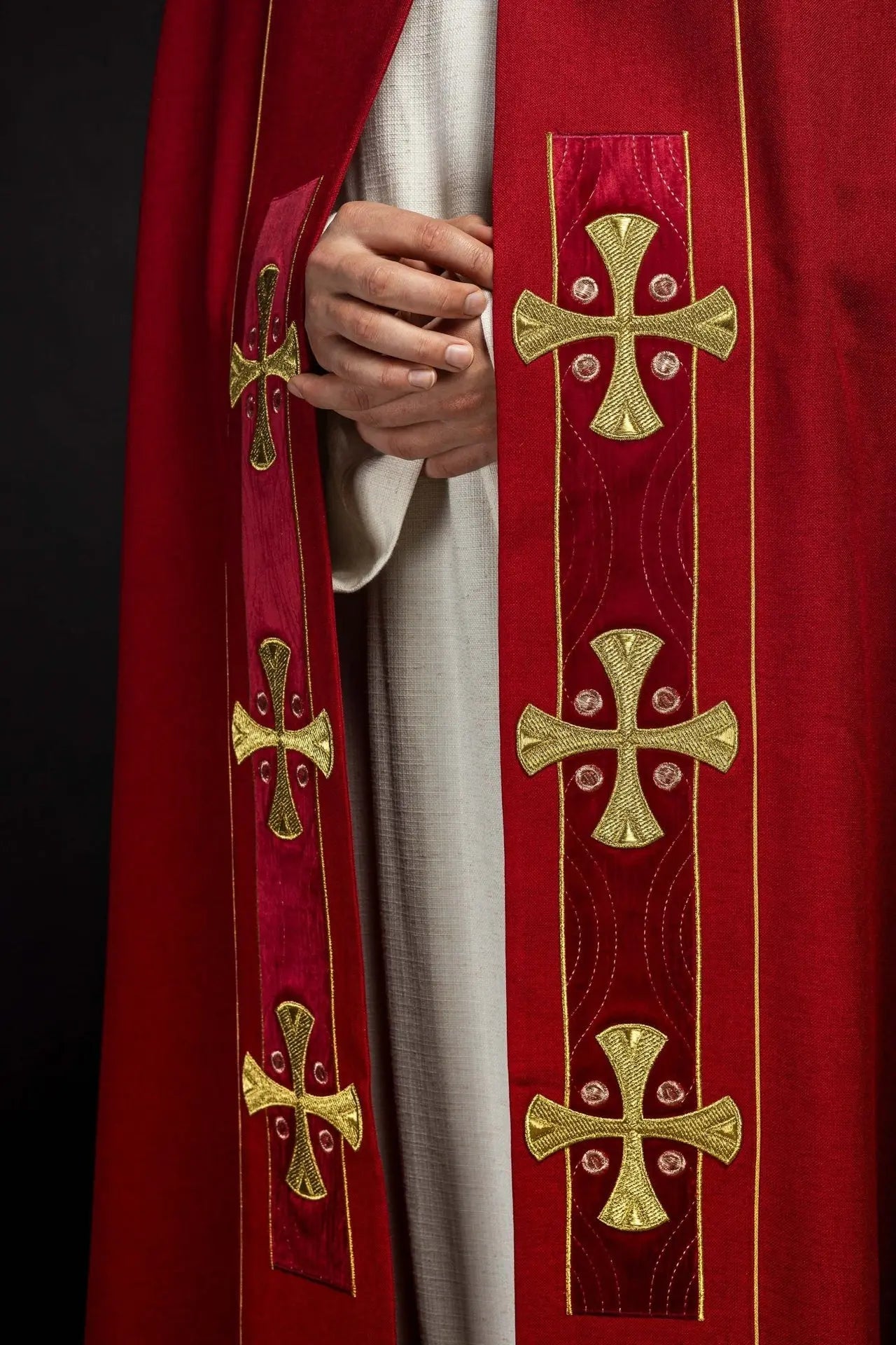 Capucha con cruces bordadas en oro con terciopelo rojo