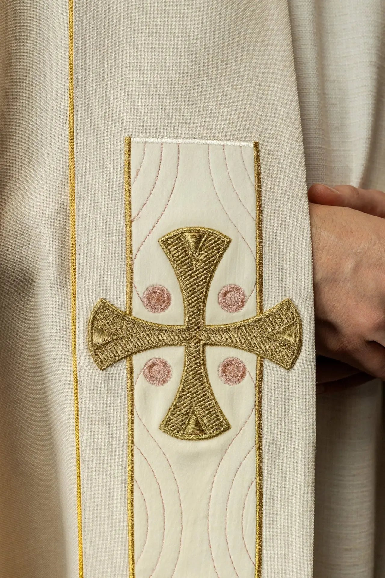 Elegante capa litúrgica ecru con cruces bordadas en oro y cuello de terciopelo