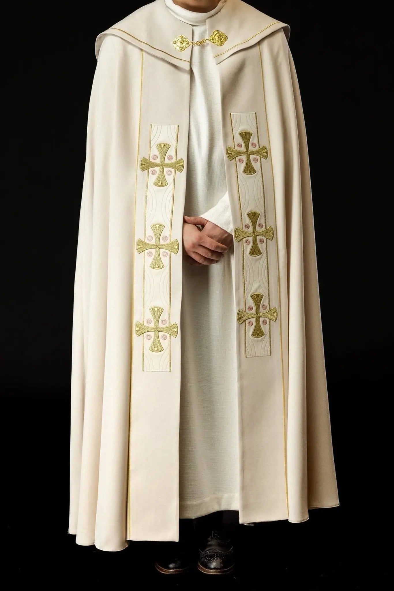 Elegante capa litúrgica ecru con cruces bordadas en oro y cuello de terciopelo