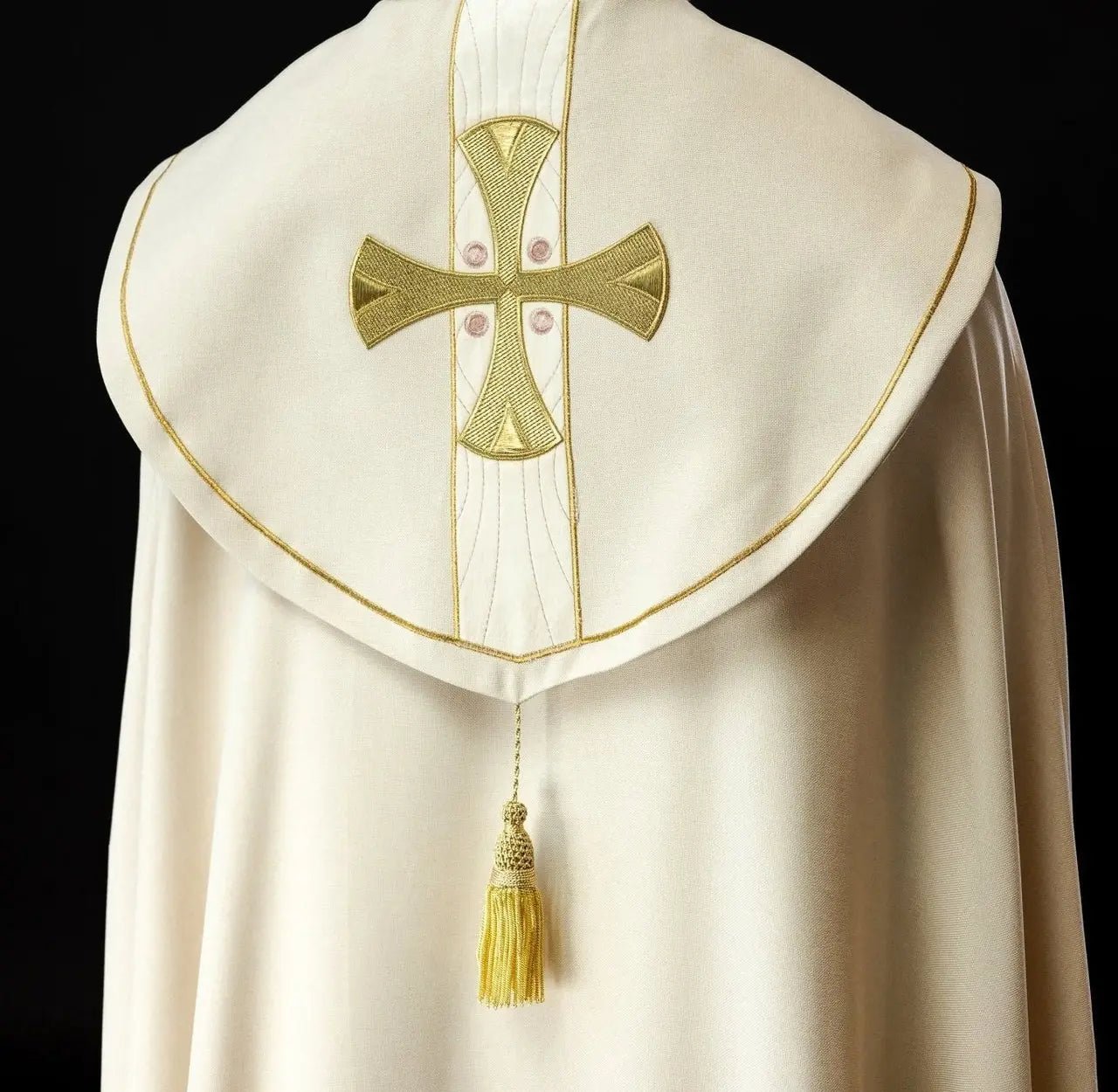 Elegante capa litúrgica ecru con cruces bordadas en oro y cuello de terciopelo
