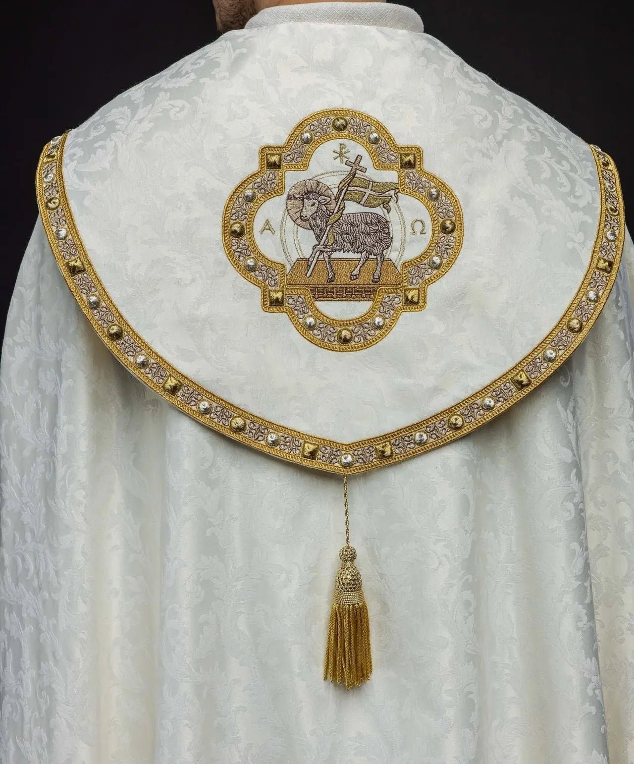 Capa con bordado de cordero de Pascua en tela decorativa