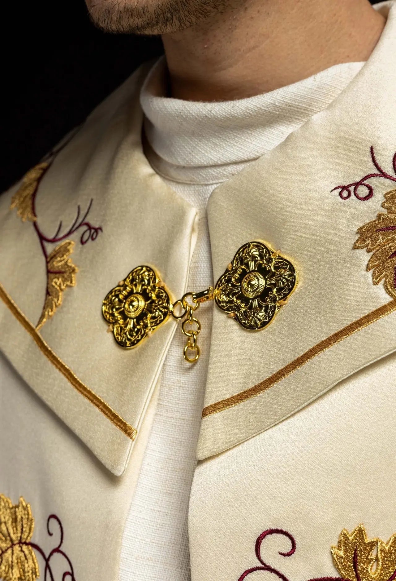 Gorra con patrón IHS y uvas en ecru