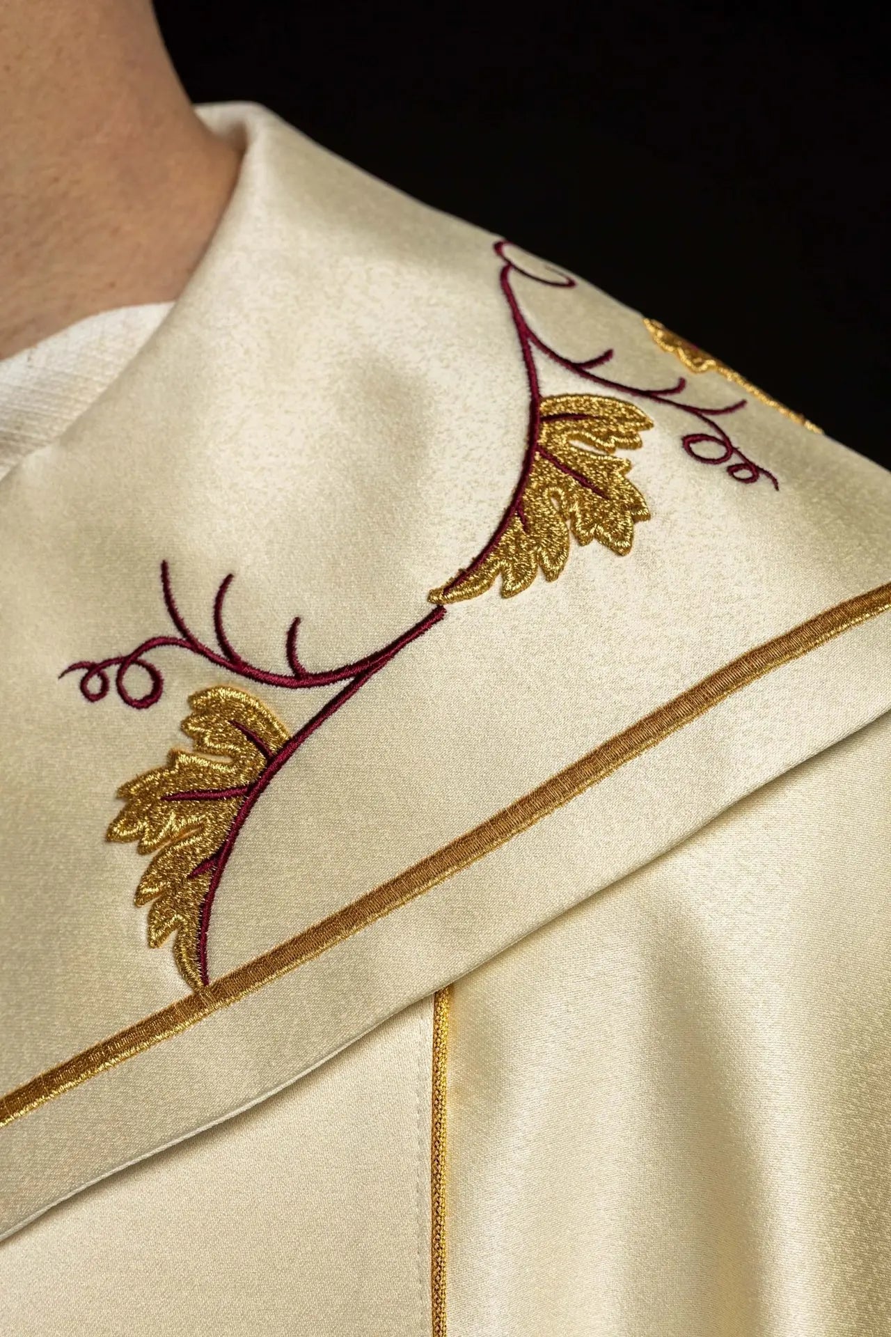 Cap with IHS pattern and grapes in ecru