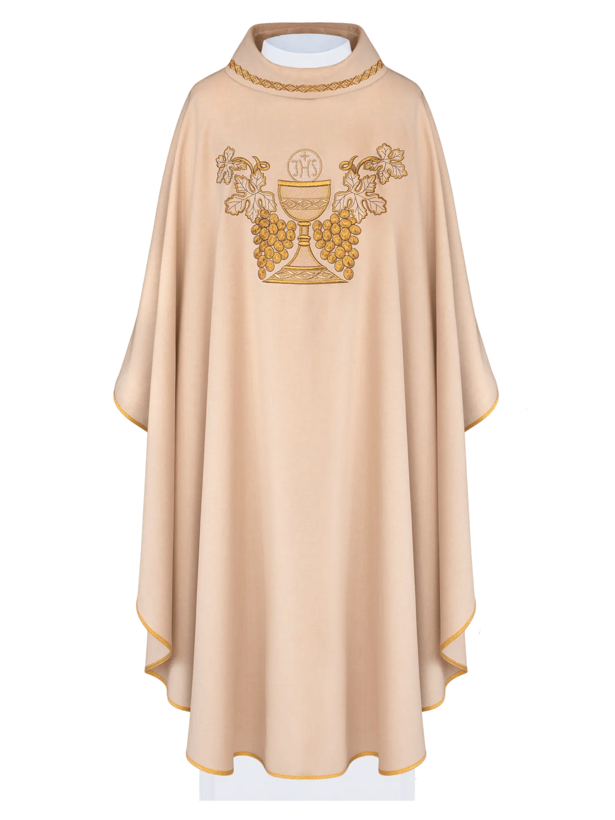 Casulla marfil con bordado de cáliz, símbolo IHS y uvas, vista frontal