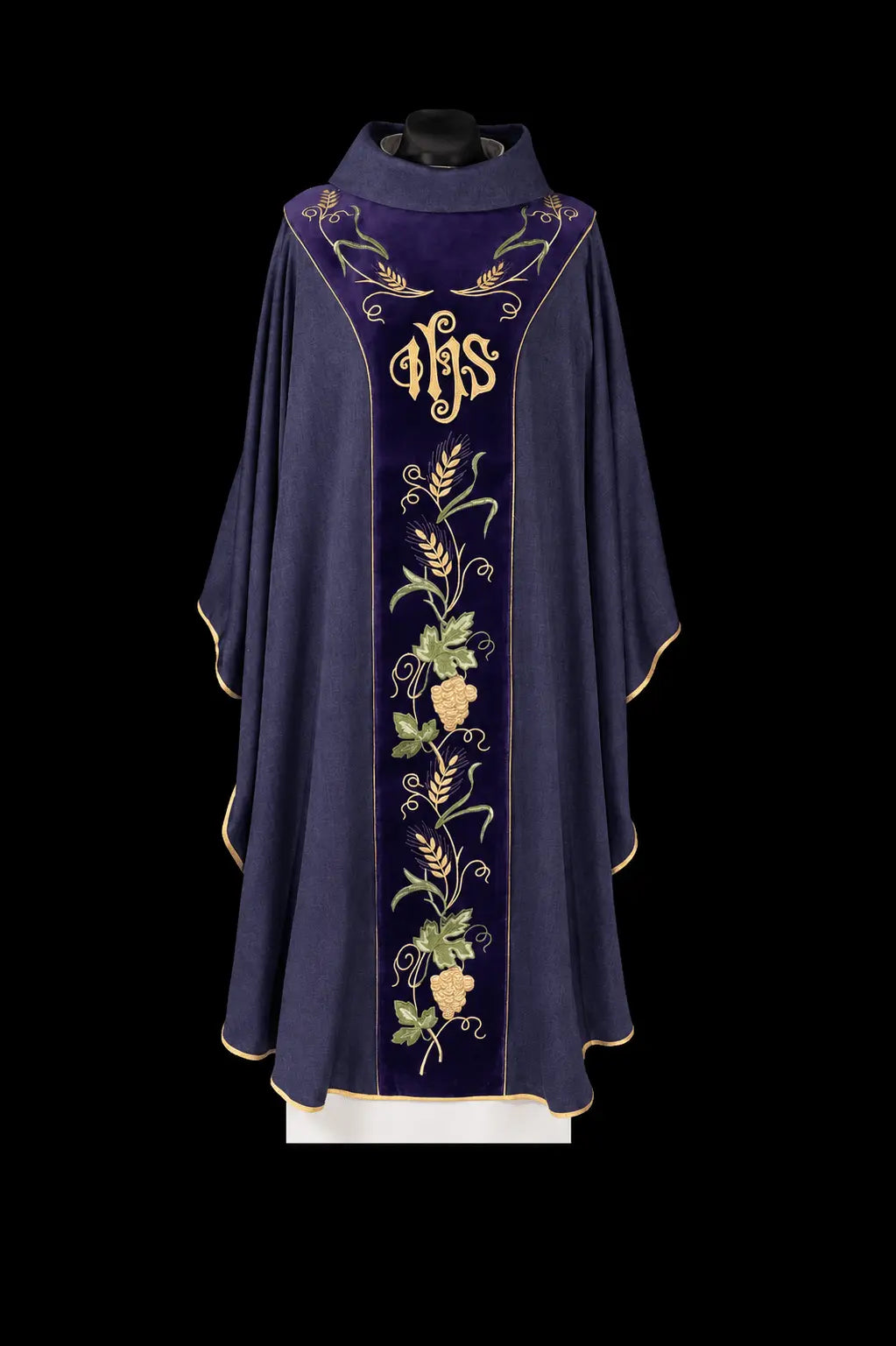 Morado casulla con galón central de terciopelo e IHS bordado, vista frontal