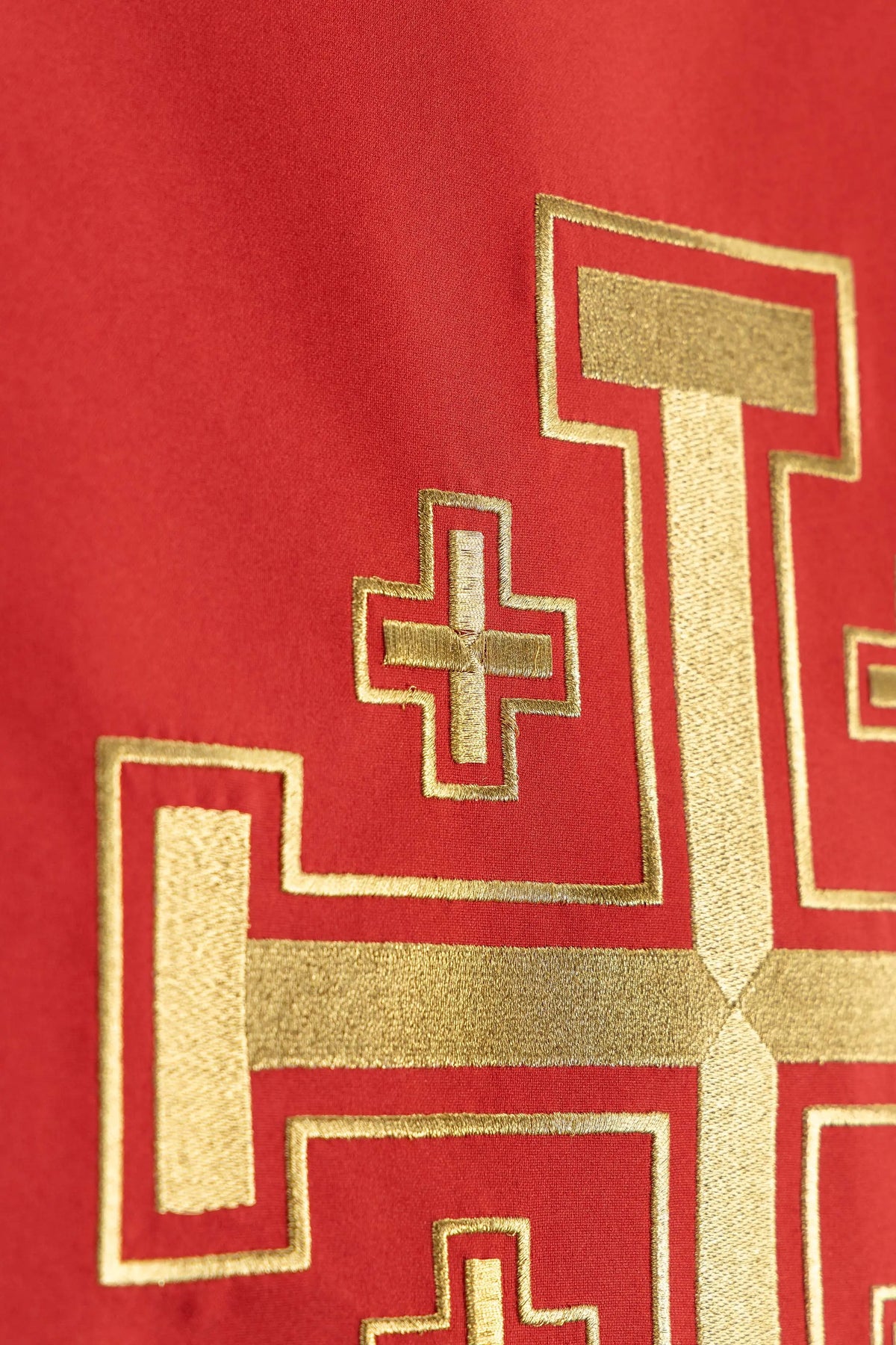 Paño de atril rojo con detalle de Cruz de Jerusalén bordada, primer plano lateral