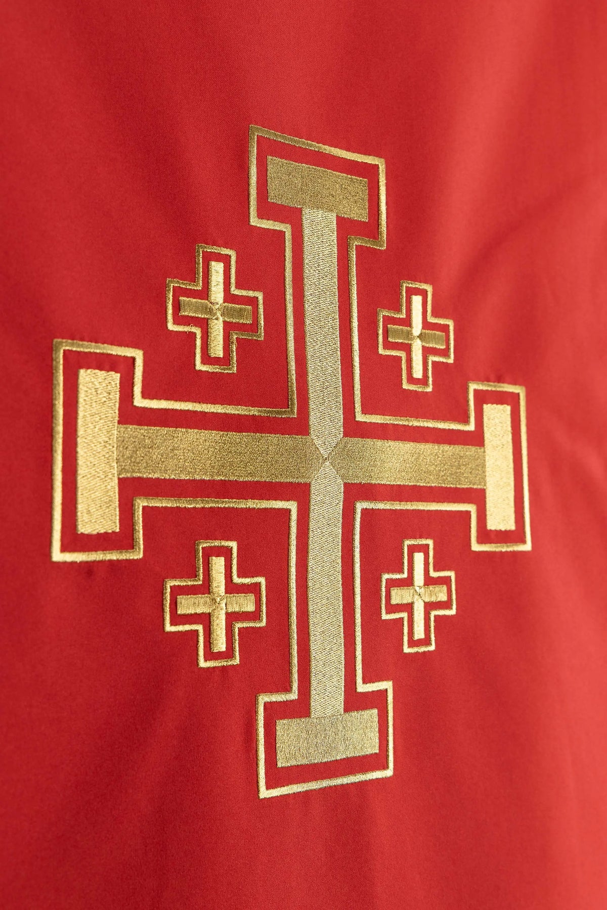 Paño de atril rojo con Cruz de Jerusalén bordada en dorado, vista de conjunto