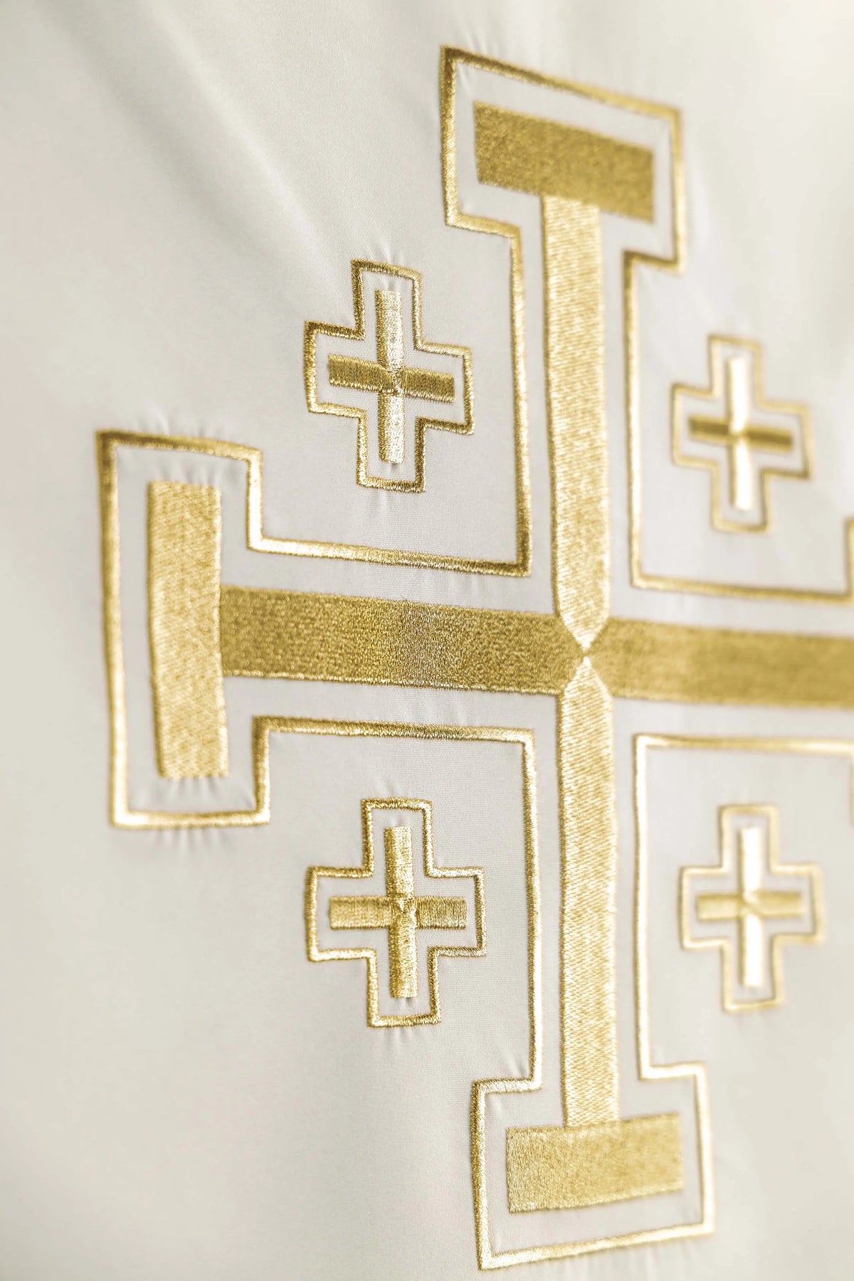 Marfil paño de atril con Cruz de Jerusalén dorada, detalle lateral del bordado