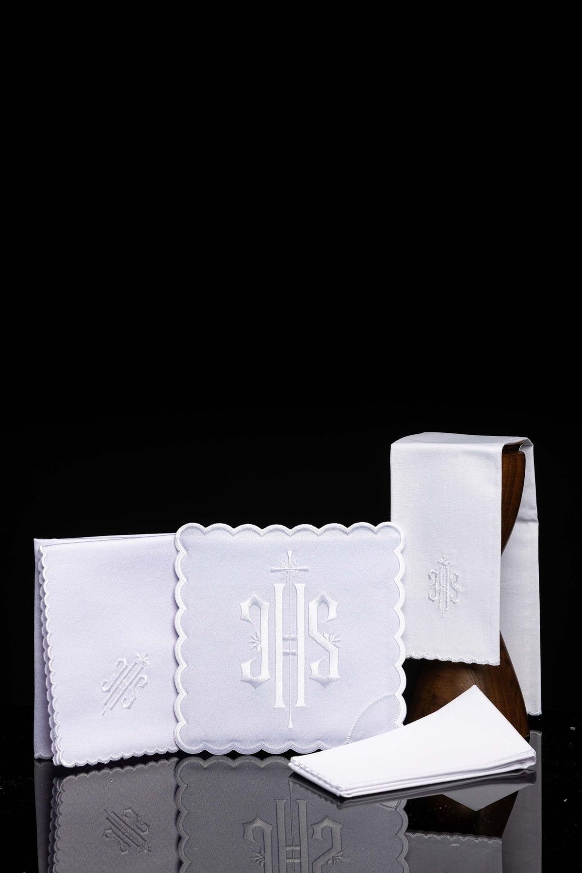 Blanco juego de altar con bordado dorado del monograma IHS, conjunto completo