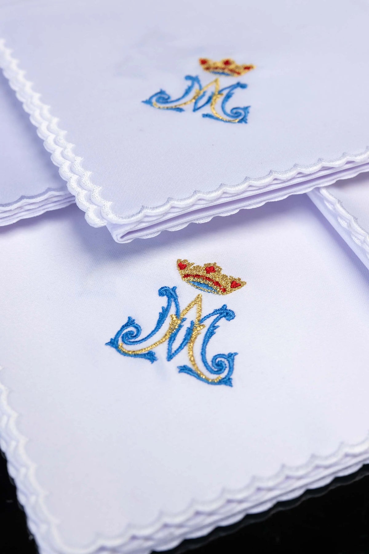 Blanco corporales con monograma mariano «M» coronado bordado, detalle