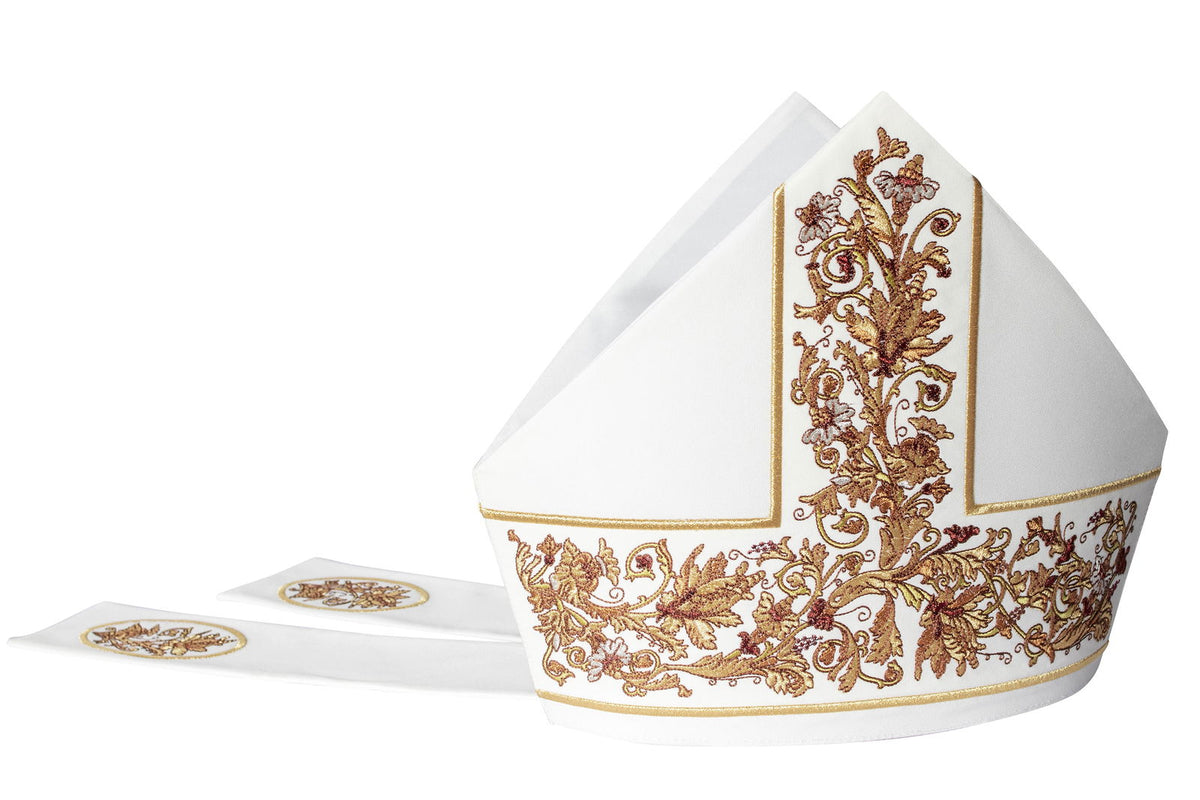 Blanca mitra bordada con rica ornamentación floral dorada, vista frontal