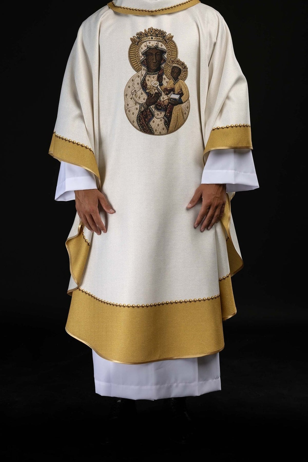 Marfil casulla con Nuestra Señora de Częstochowa, vista frontal completa