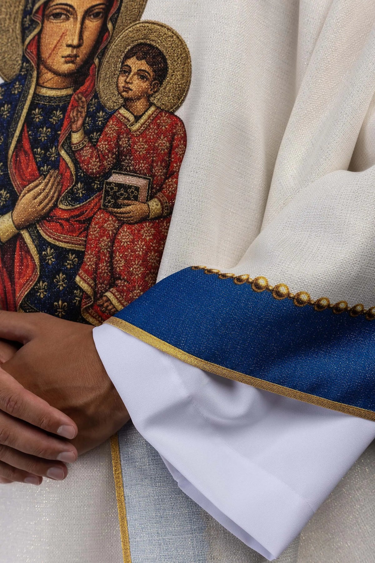Marfil casulla con imagen impresa de Nuestra Señora y el Niño, detalle lateral