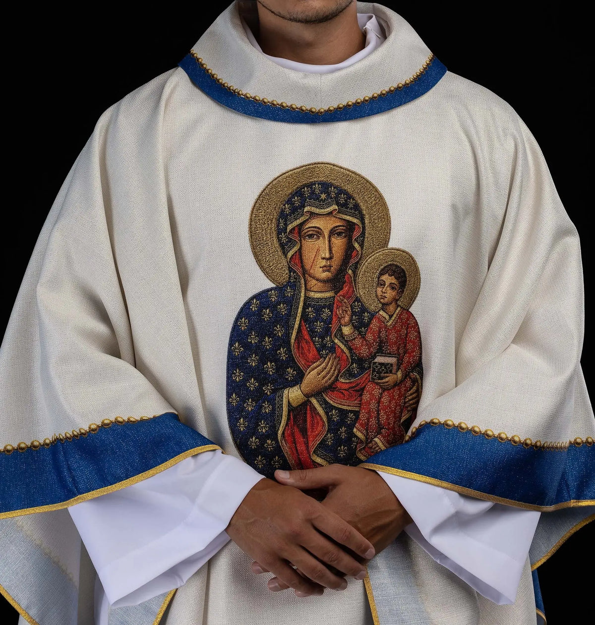Marfil casulla con imagen impresa de Nuestra Señora y el Niño, vista frontal de cerca