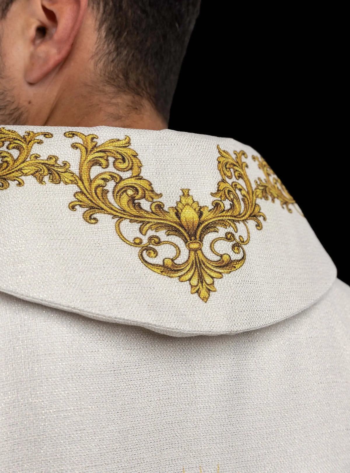 Casulla marfil con el Sagrado Corazón de Jesús, detalle posterior del cuello