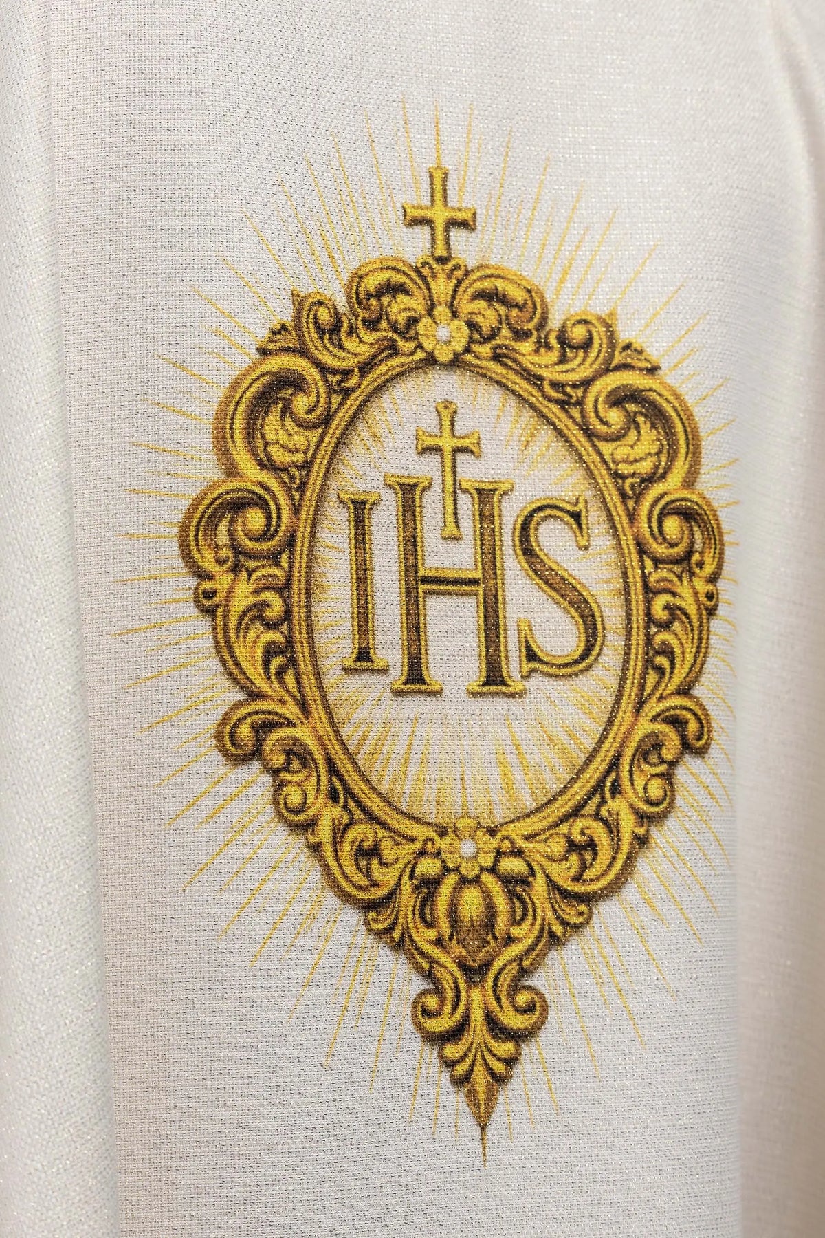 Casulla marfil con el monograma IHS, detalle posterior
