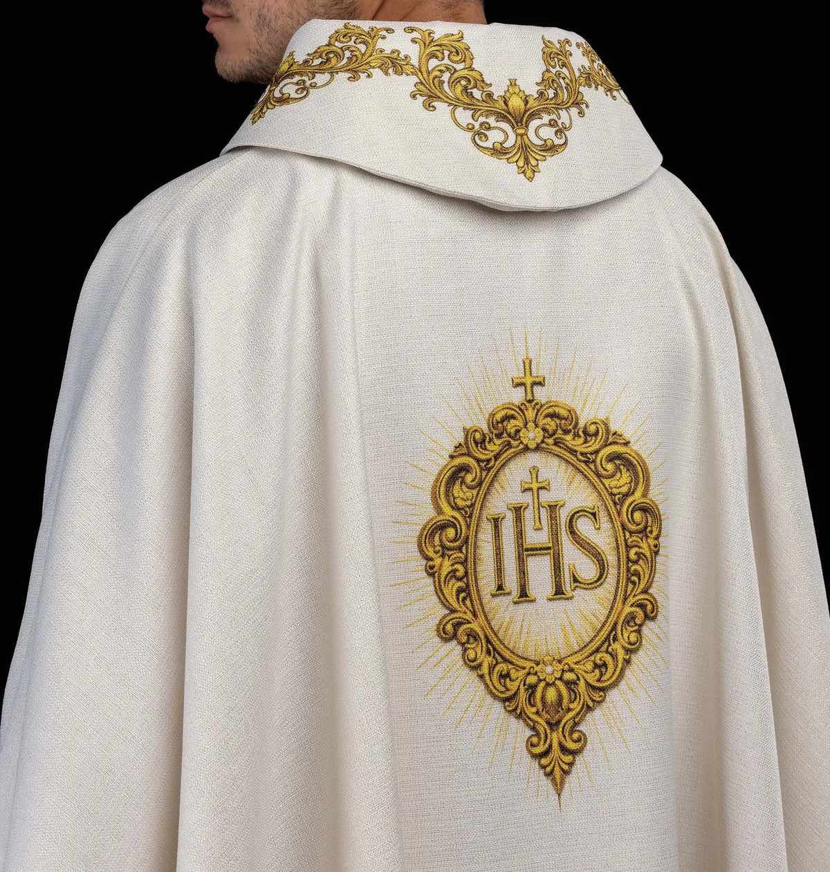 Casulla marfil con el monograma IHS, vista posterior