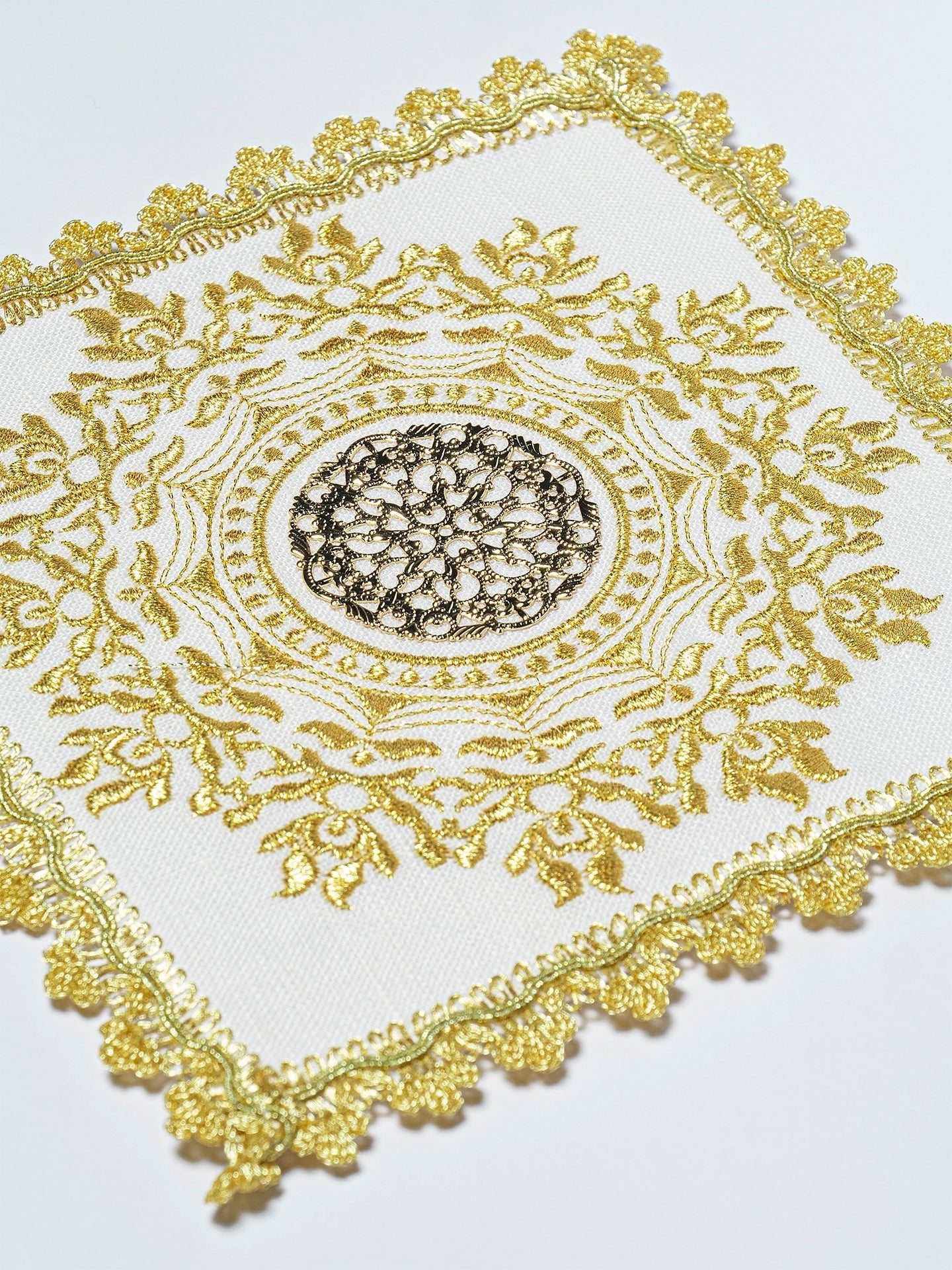 Komplet kielichowy bogato haftowany z motywem IHS