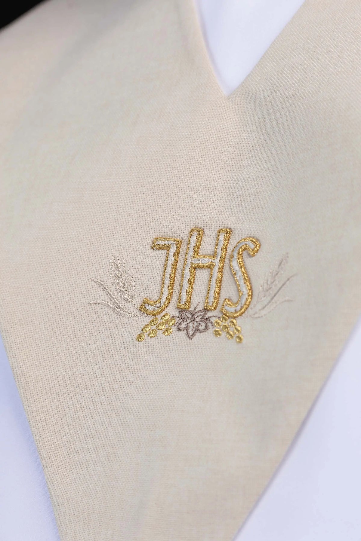 Paliusz de lector marfil con IHS bordado dorado, detalle frontal