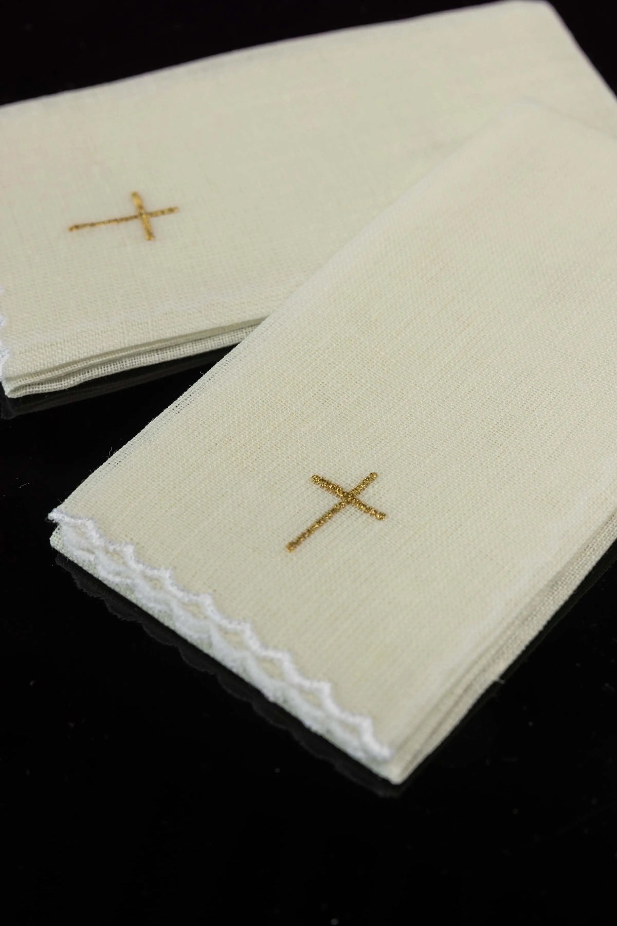 Marfil purificadores con bordado de cruz dorada, detalle plegado