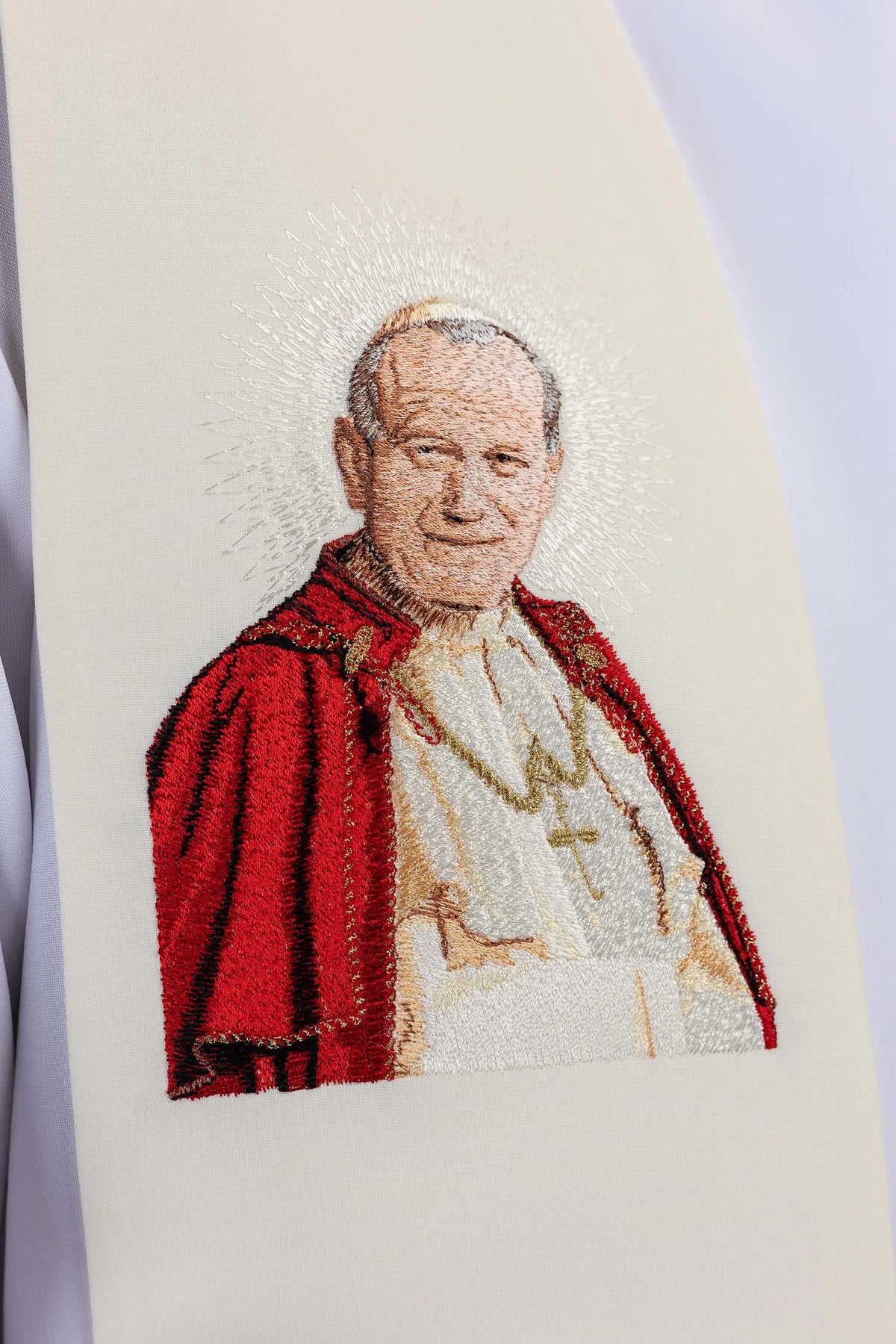 Marfil estola con bordado de Juan Pablo II, detalle del retrato