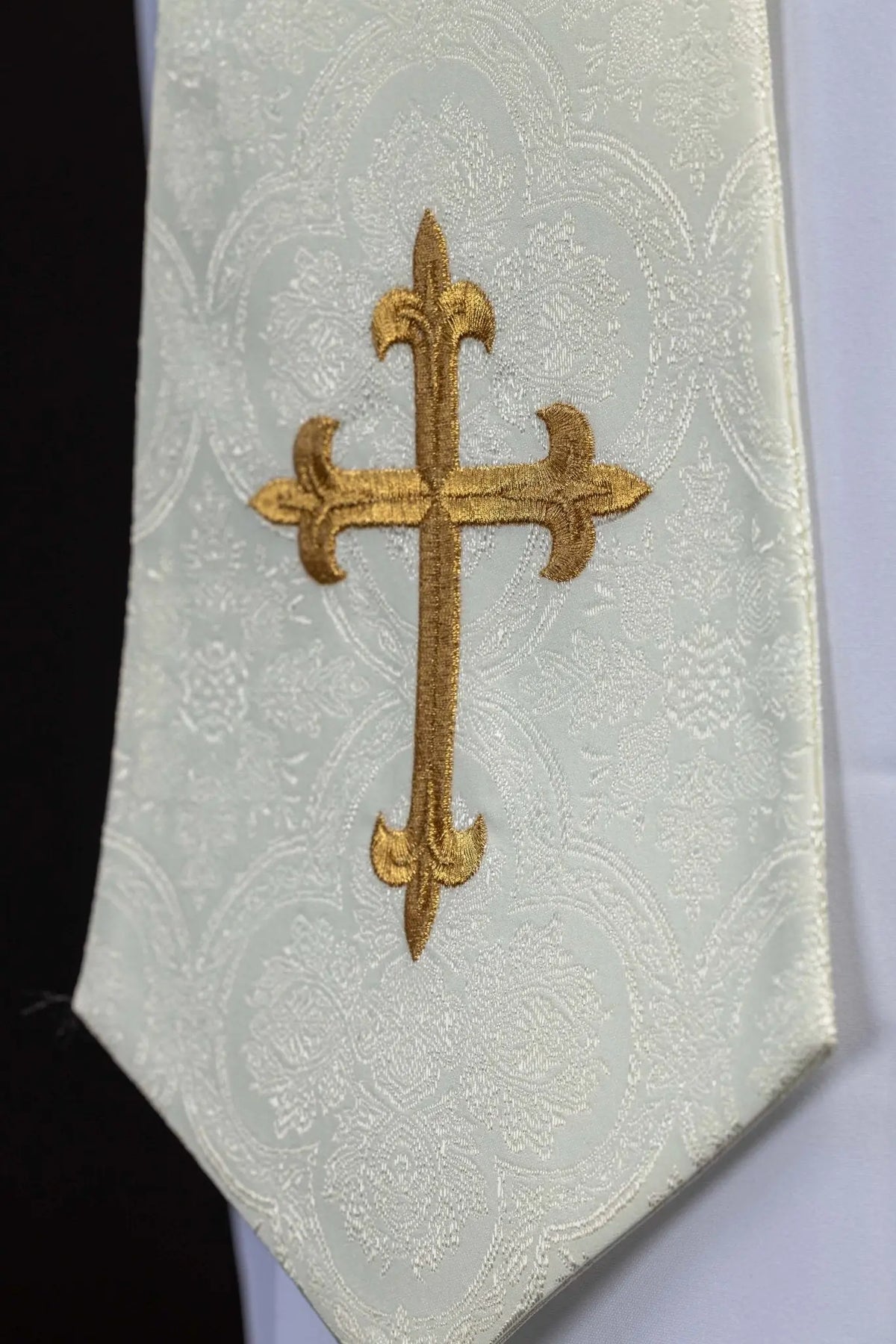 Marfil estola sacerdotal con cruz dorada bordada y tejido jacquard, detalle frontal