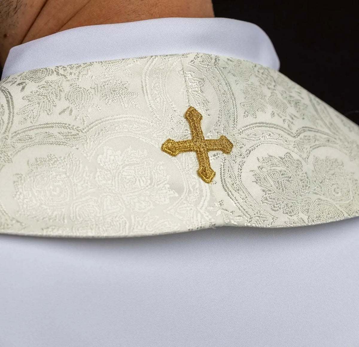 Marfil estola sacerdotal con cruz dorada y tejido jacquard, detalle del cuello
