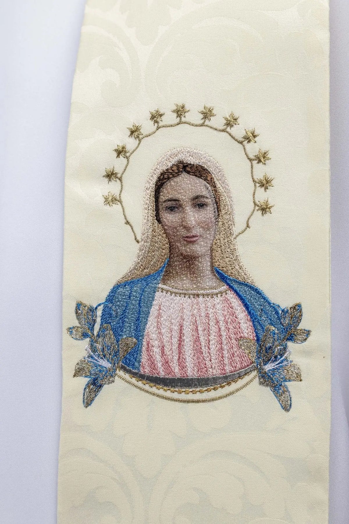Marfil estola bordada con imagen de Nuestra Señora de Medjugorje, primer plano del bordado