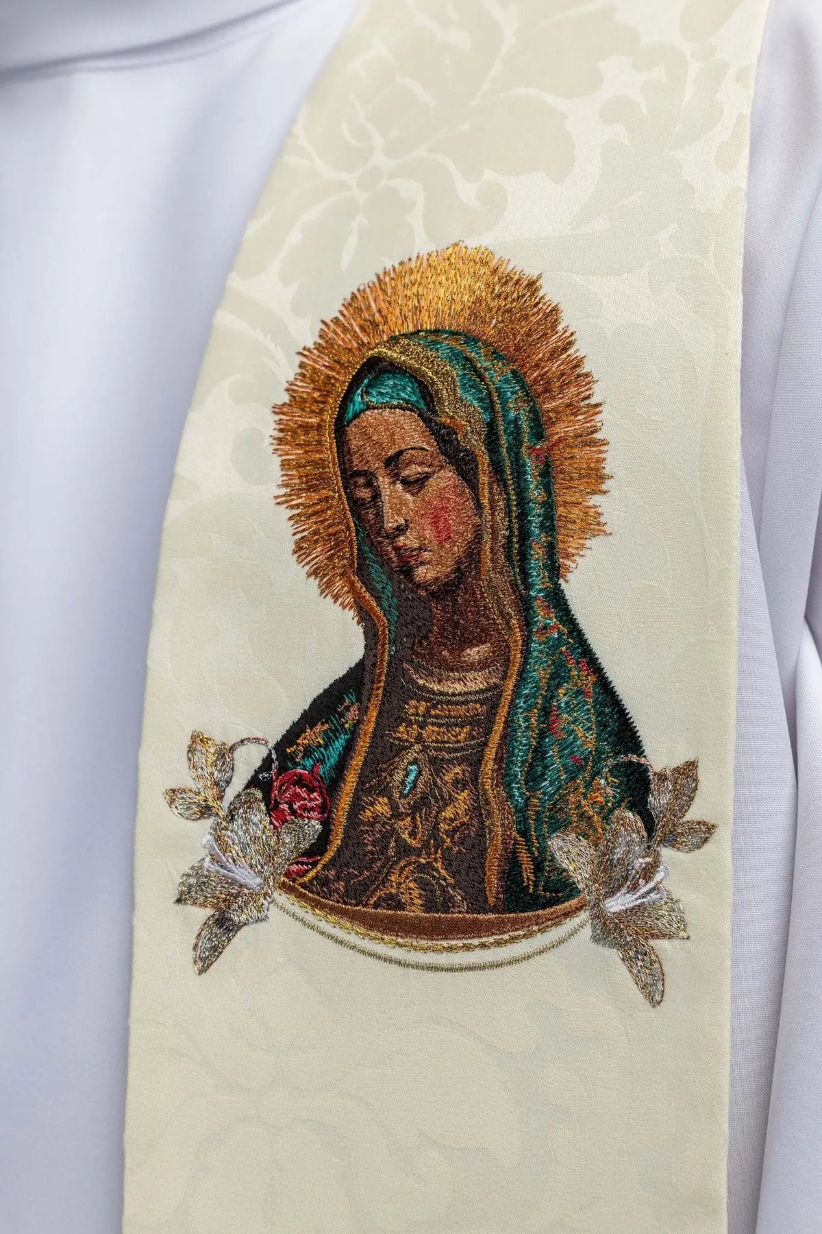 Marfil estola con bordado de Nuestra Señora de Guadalupe, primer plano