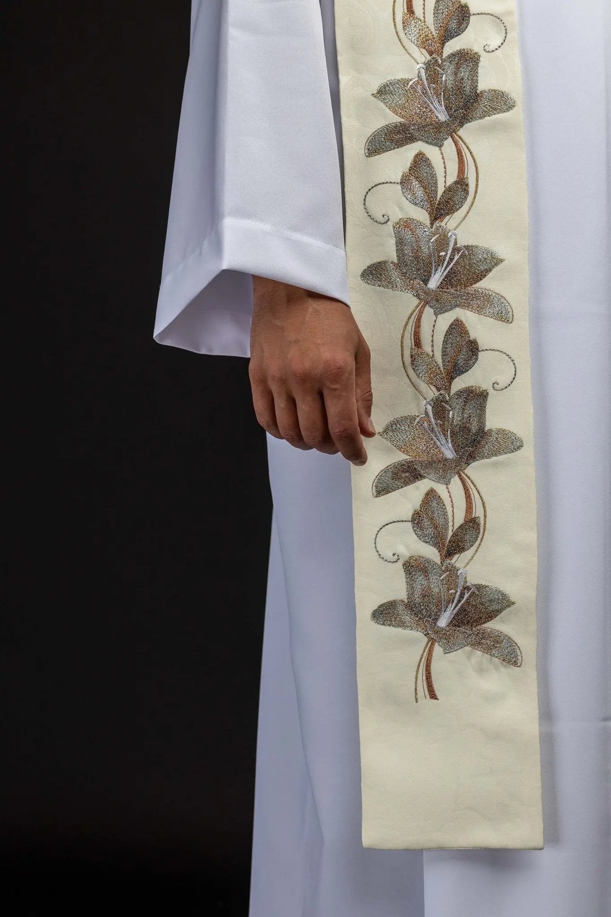 Marfil estola con bordado floral, detalle lateral