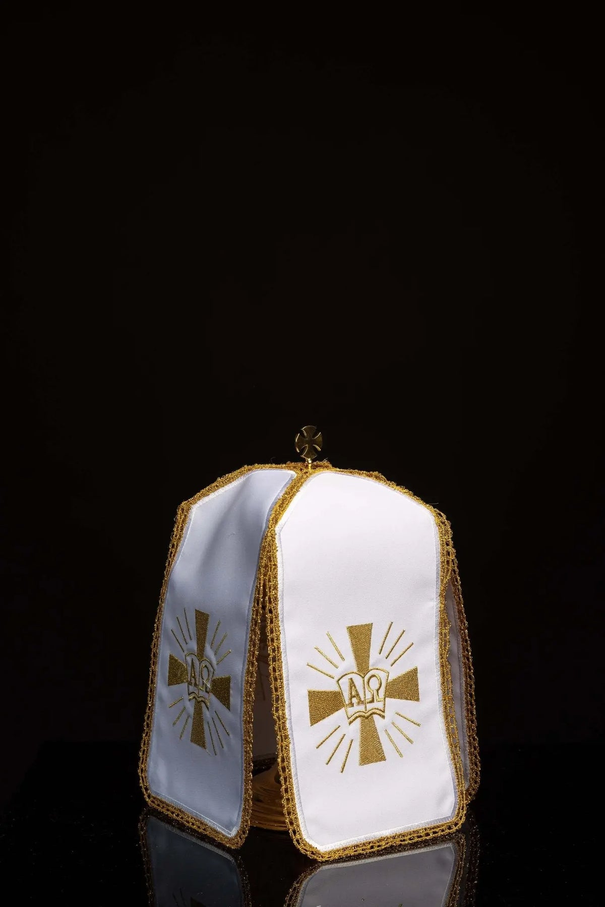 Blanco cubrecopón con bordado dorado de Alfa y Omega, vista frontal
