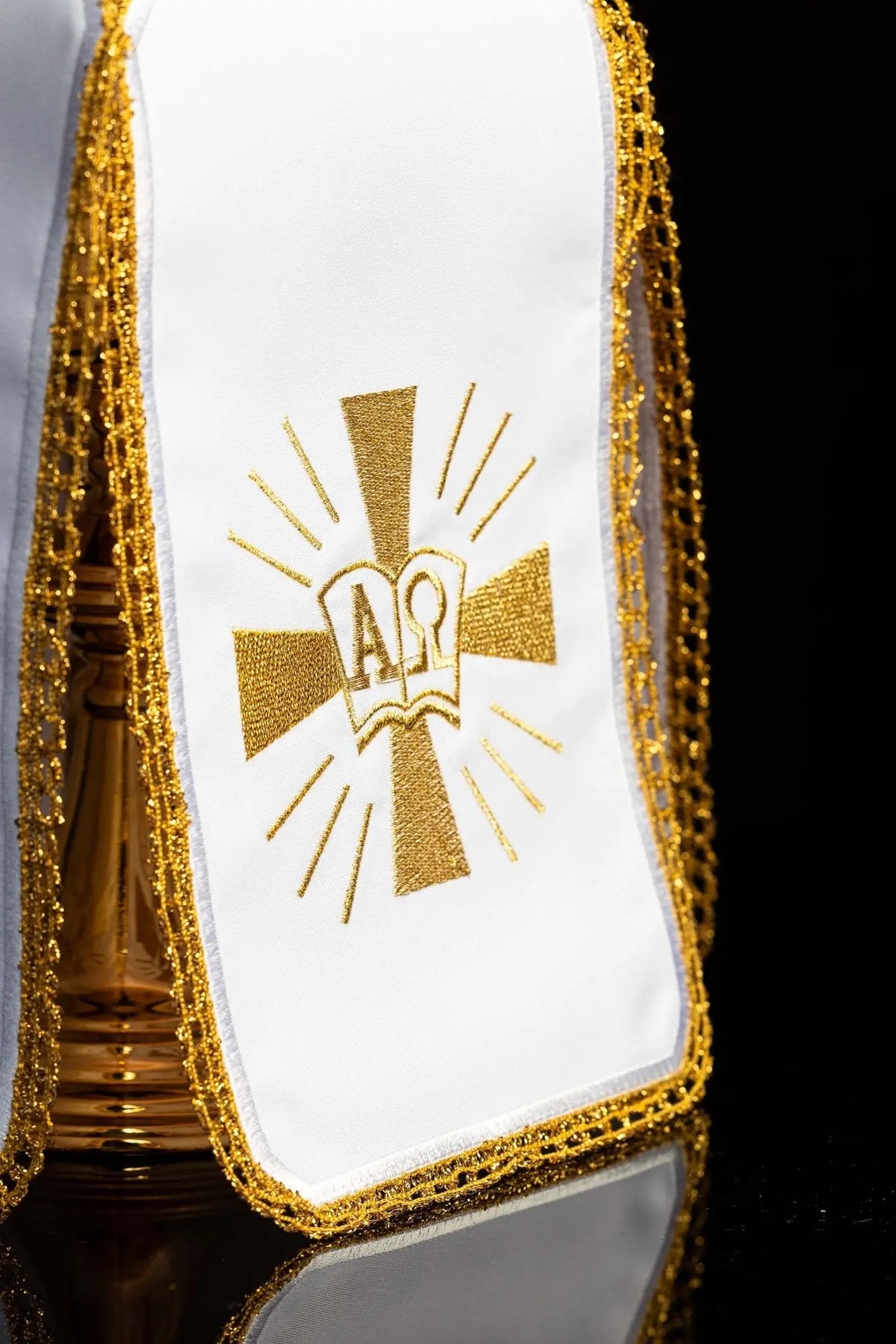 Blanco cubrecopón con bordado dorado de Alfa y Omega, detalle frontal