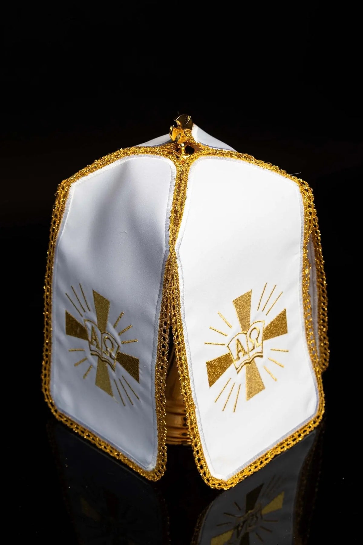 Blanco cubrecopón con bordado dorado de Alfa y Omega, vista posterior