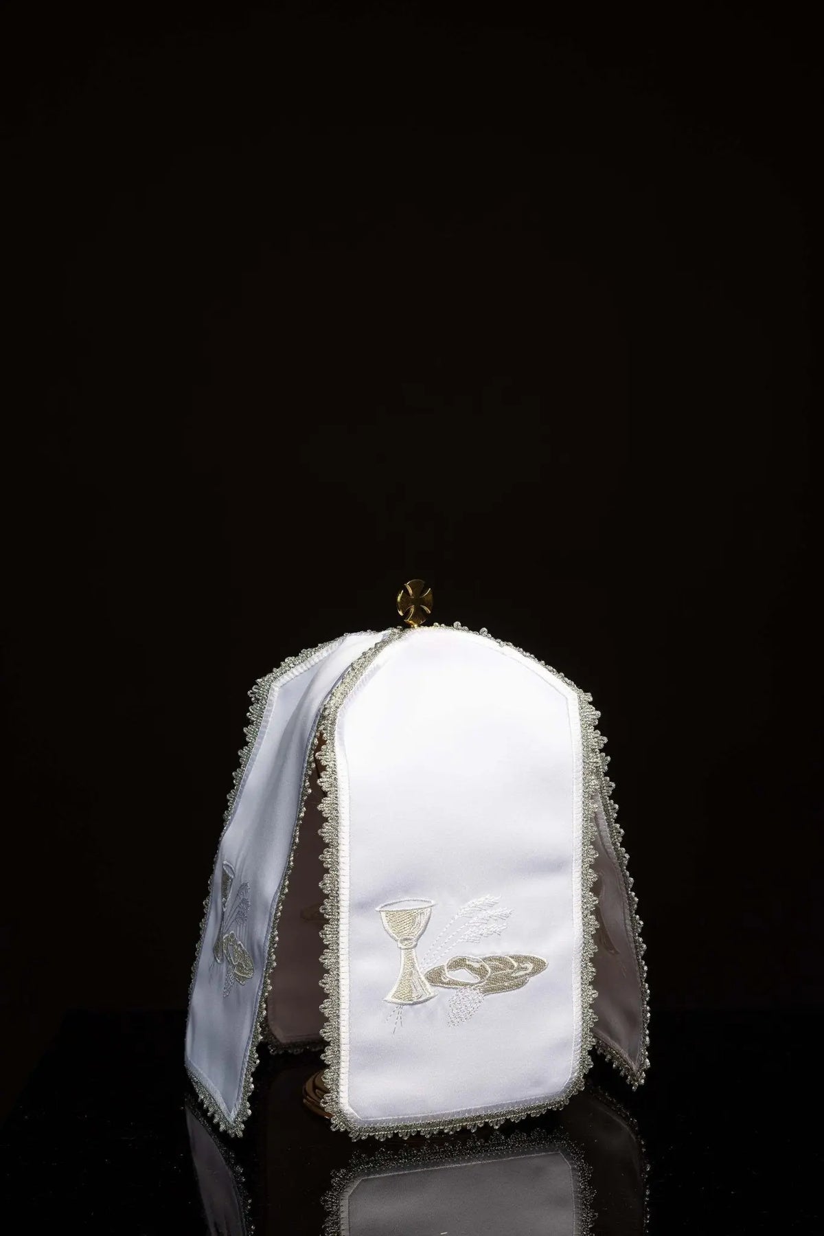 Blanco cubrecopón bordado con cáliz, hostias y espigas, vista frontal
