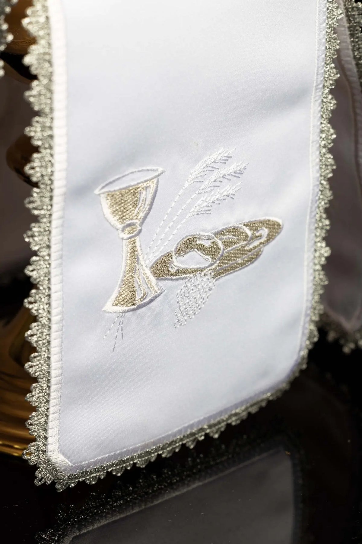 Blanco cubrecopón con cáliz, hostias y espigas bordados, detalle frontal