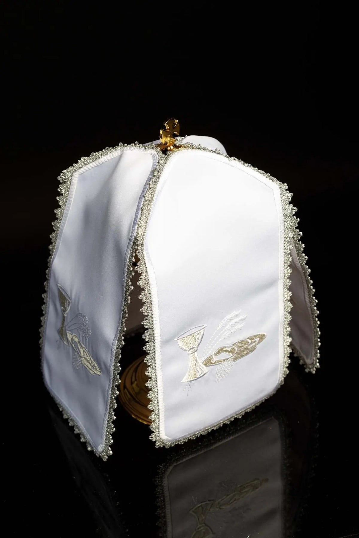 Blanco cubrecopón con cáliz, hostias y espigas bordados, vista lateral