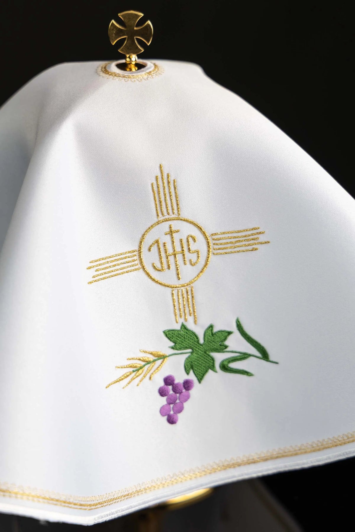 Blanco cubrecopón con monograma IHS y motivo eucarístico, primer plano