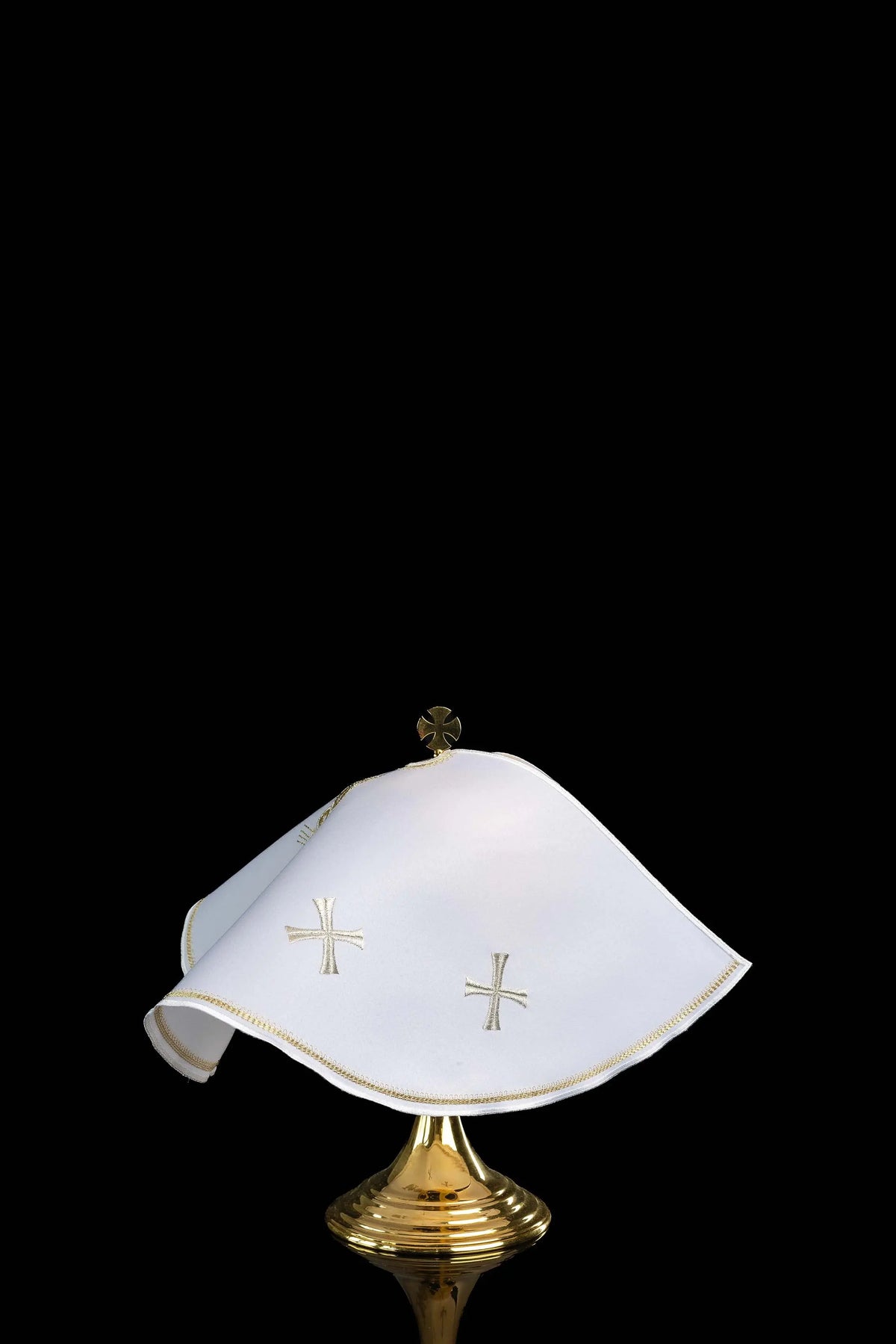 Blanco cubrecopón con cruces doradas, vista posterior