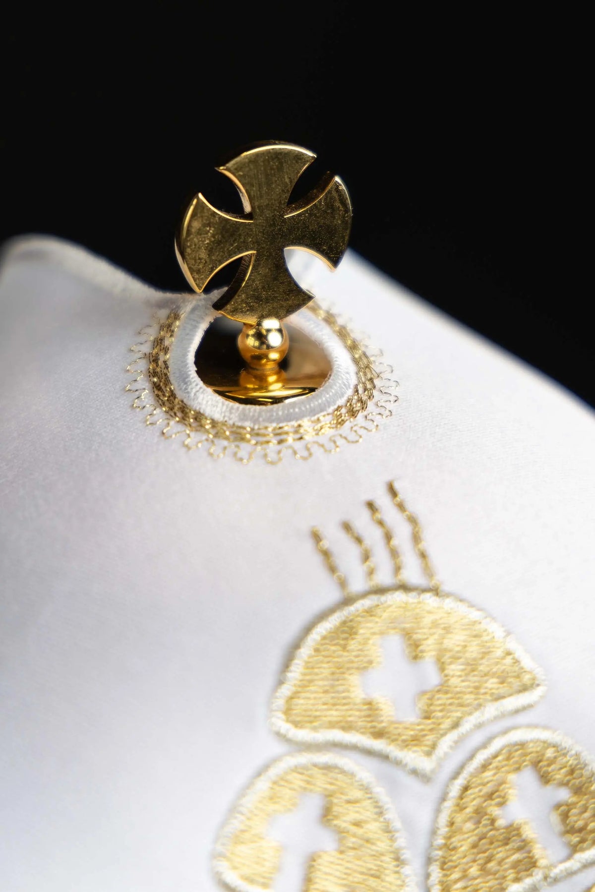 Blanco cubrecopón con cruz dorada, detalle de la parte superior