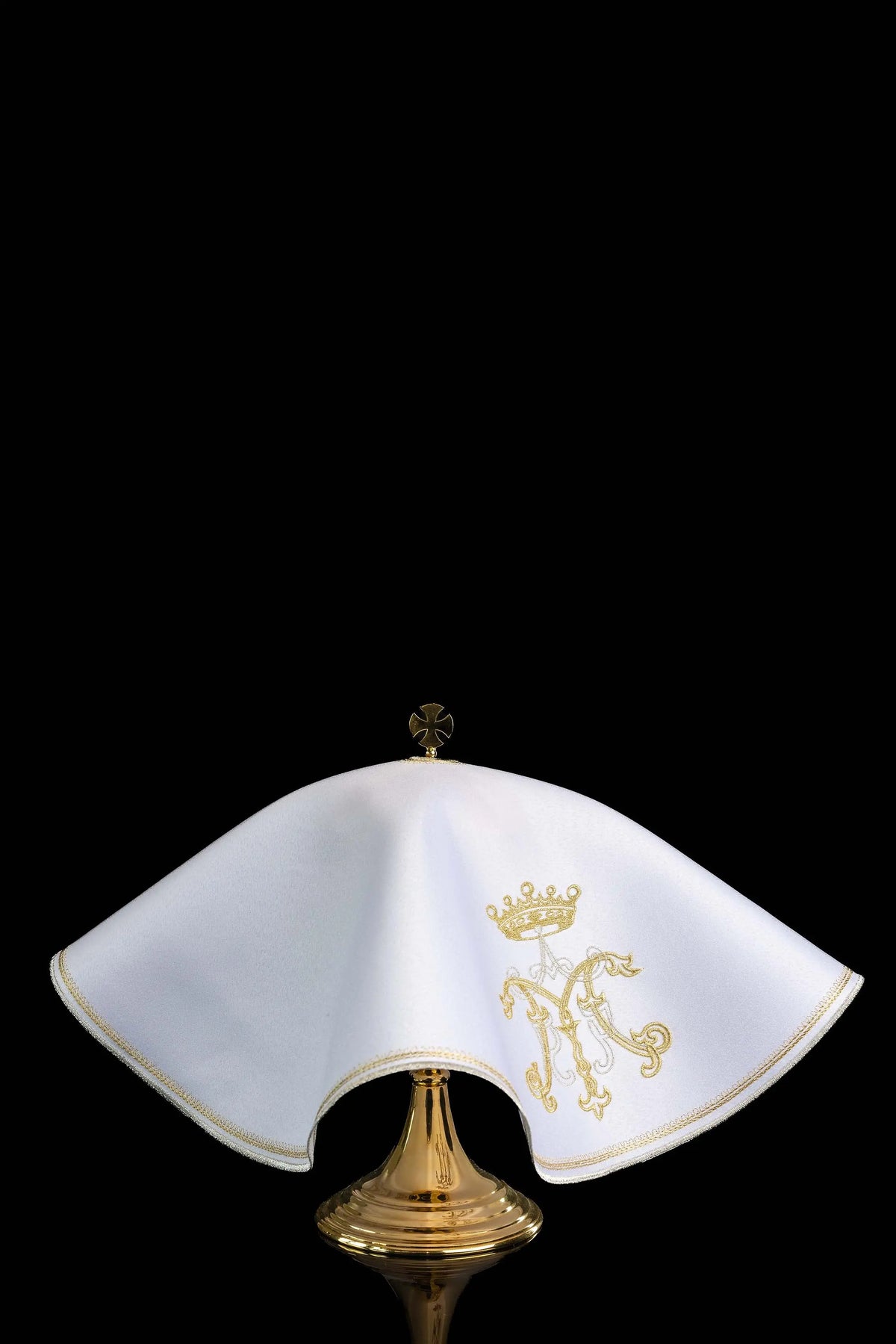 Blanco cubrecopón con monograma de María bordado, vista lateral