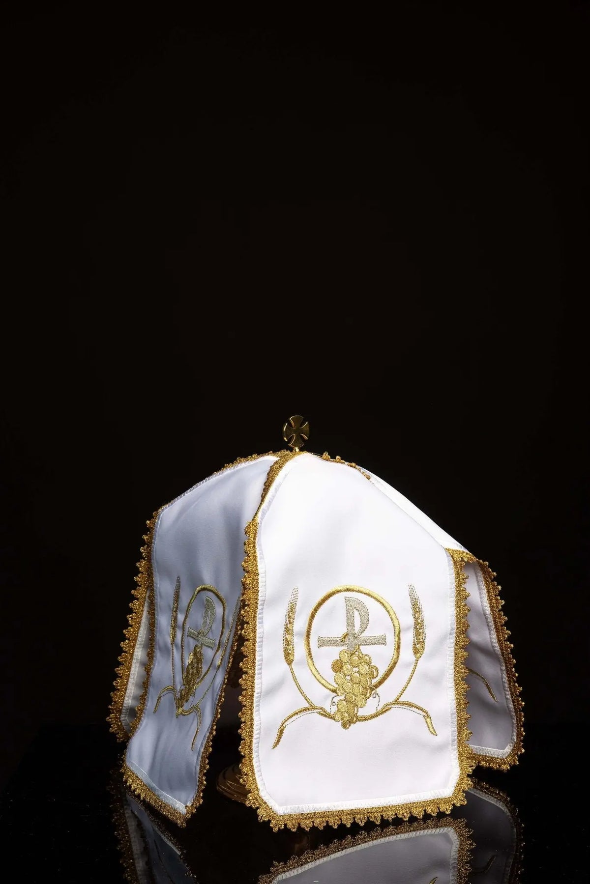 Blanco cubrecopón con bordado PAX, uvas y espigas, vista frontal